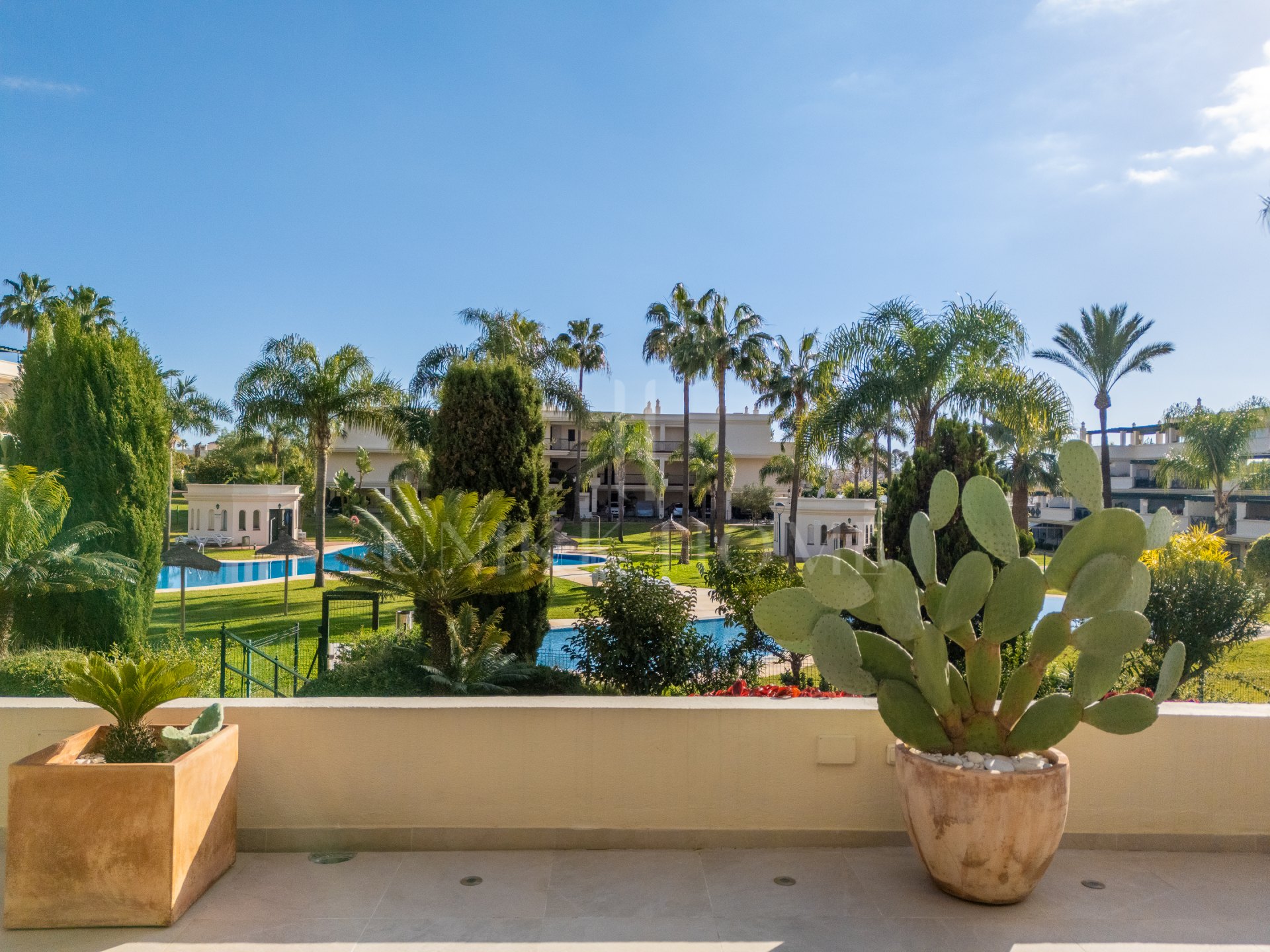 2-Bedroom Apartment with Spacious Terrace, Nueva Andalucía