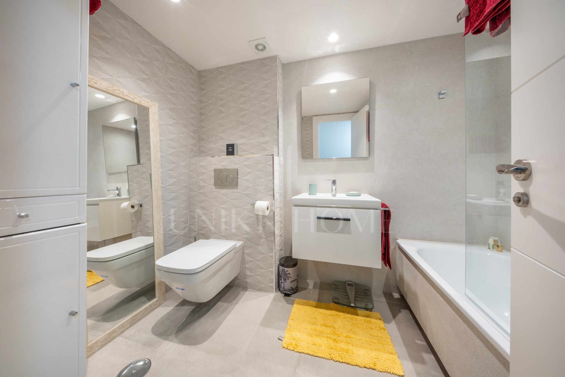 2-Bedroom Apartment with Spacious Terrace, Nueva Andalucía