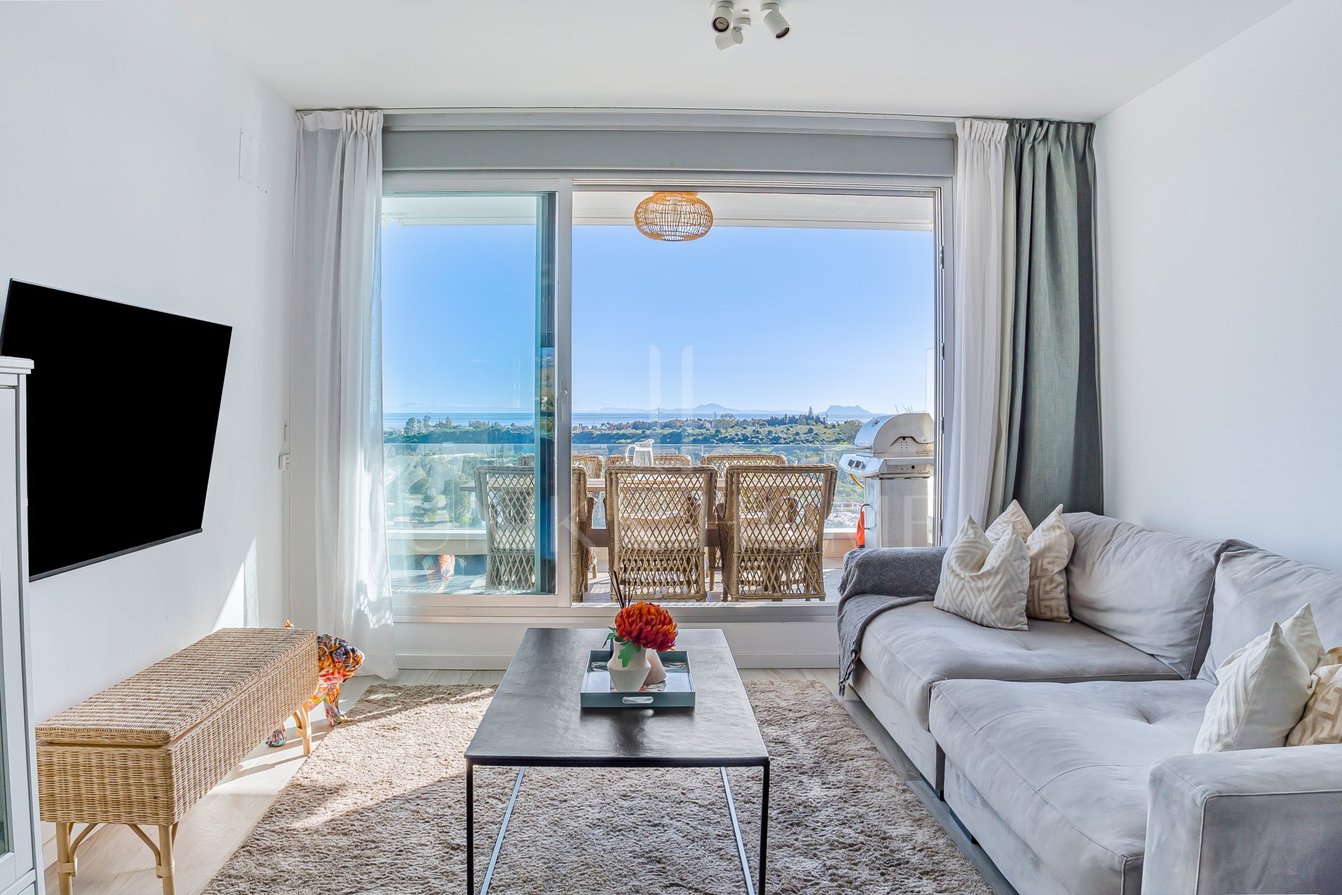 Moderno Apartamento de 3 Dormitorios en Oceana Views, Cancelada