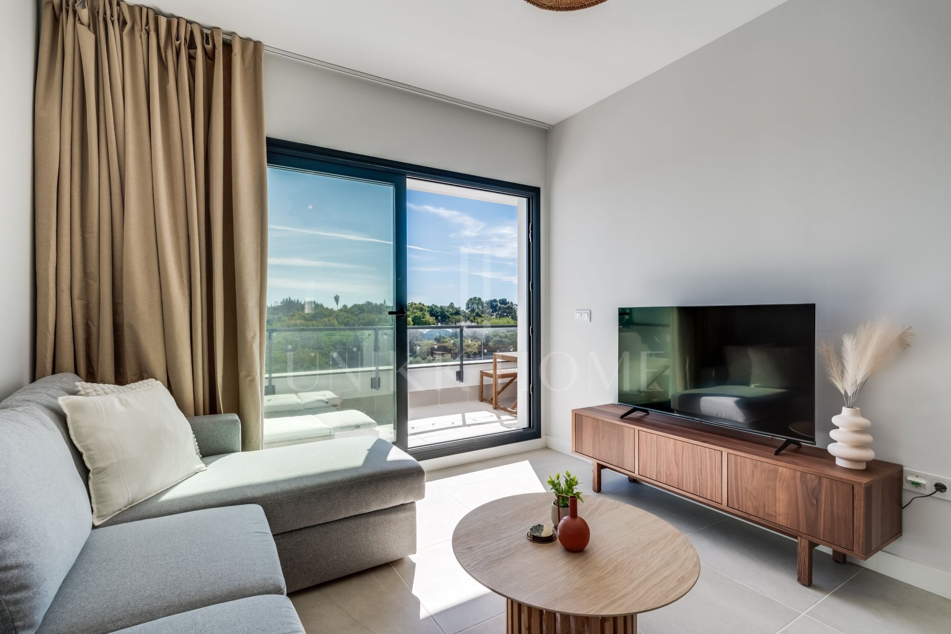 Southwest-Facing 1-Bedroom Apartment in Aranya, Selwo