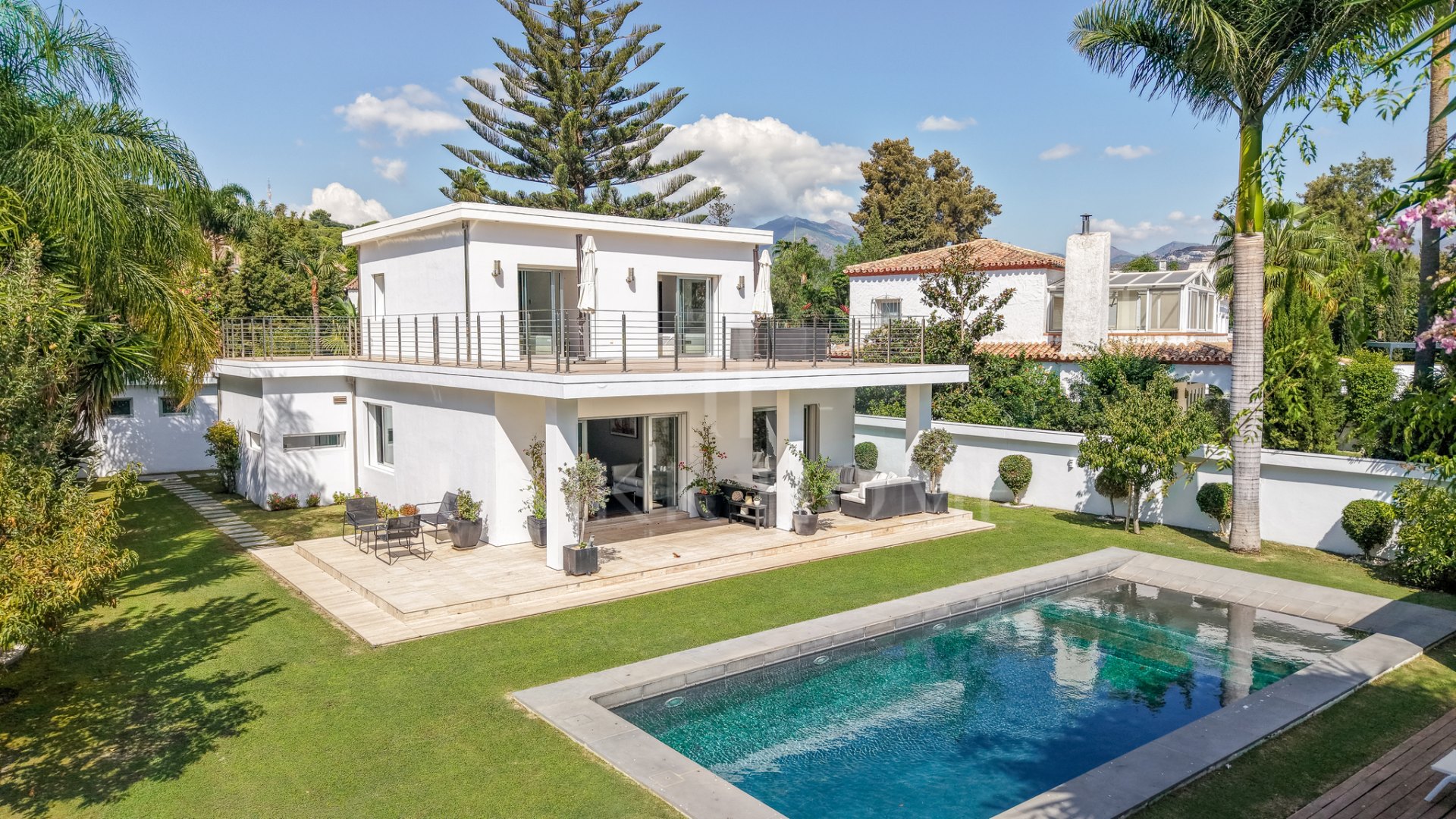 Villa de lujo de 4 dormitorios en Nueva Andalucía, a poca distancia a pie de Puerto Banús