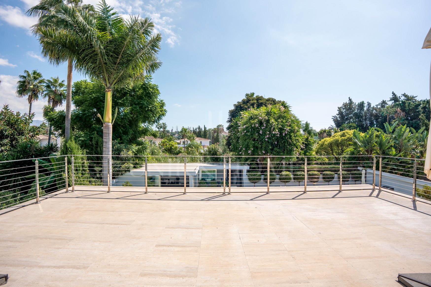 Villa de lujo de 4 dormitorios en Nueva Andalucía, a poca distancia a pie de Puerto Banús