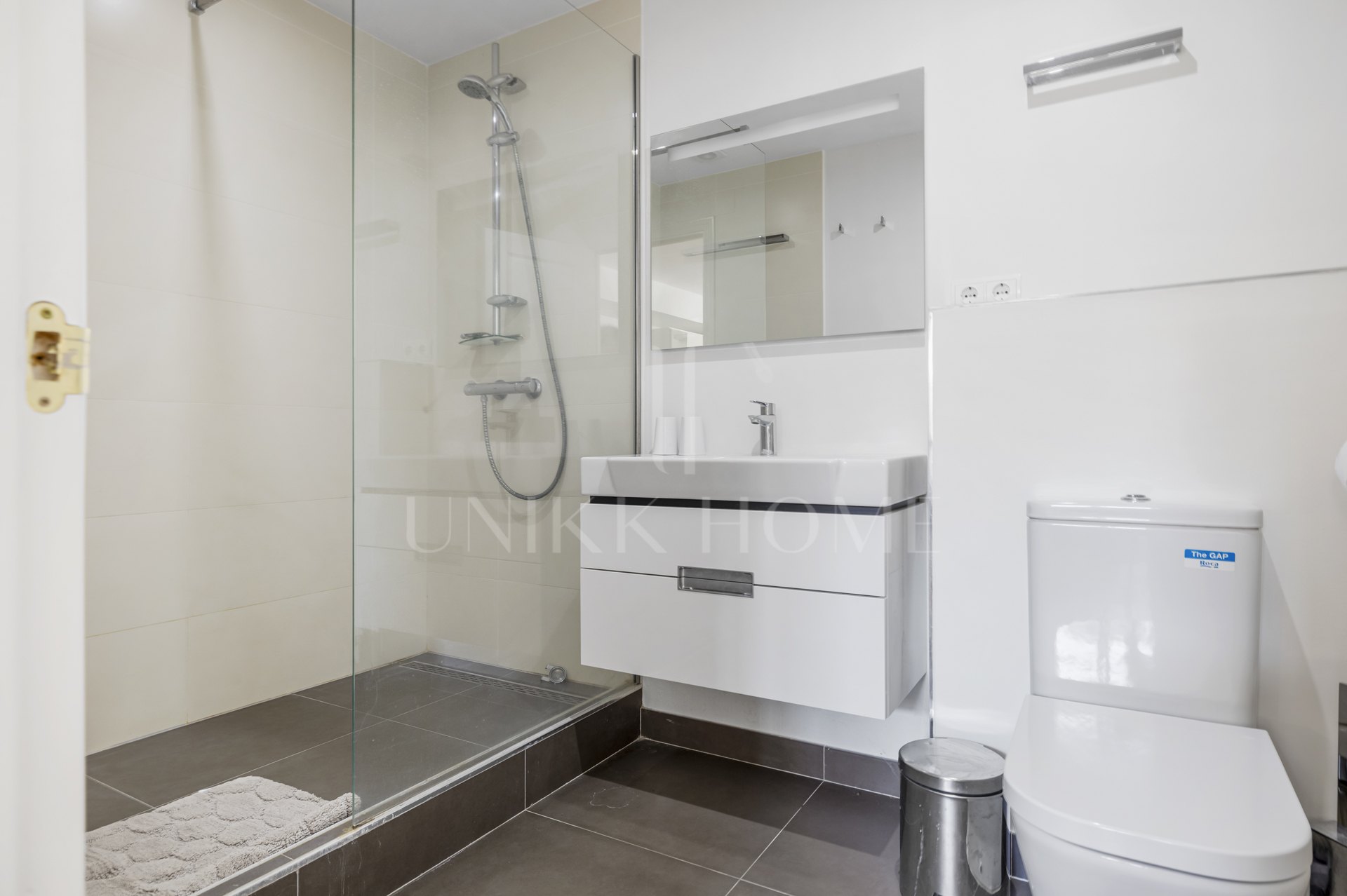 Elegante casa adosada de cinco dormitorios con piscina privada en Benahavís, Málaga