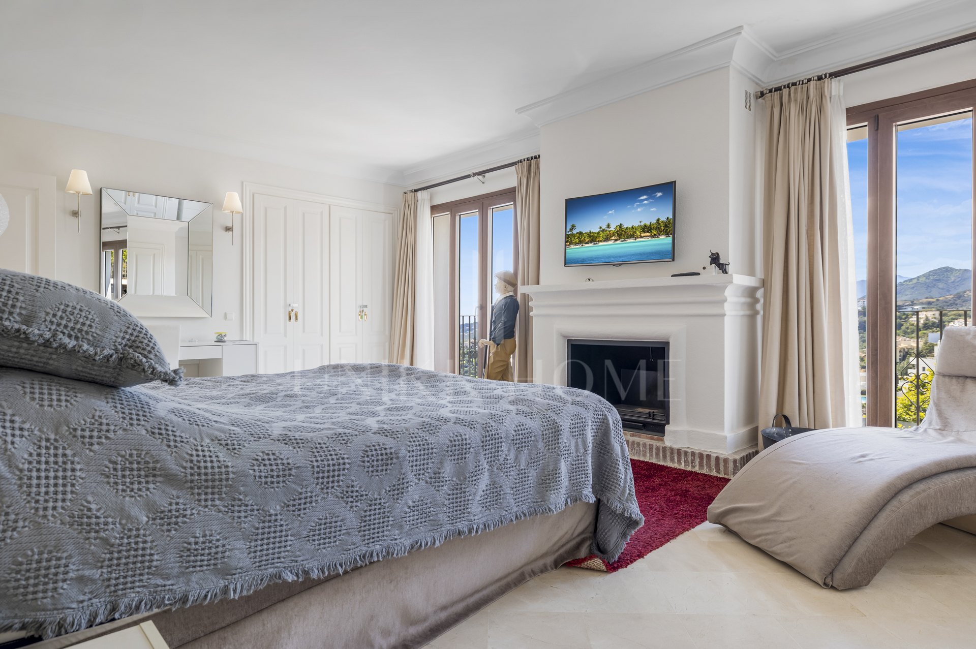 Elegante casa adosada de cinco dormitorios con piscina privada en Benahavís, Málaga