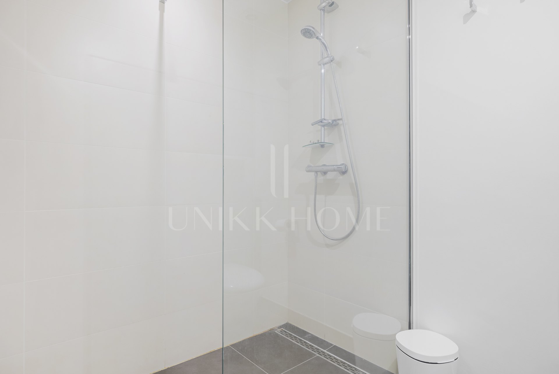 Elegante casa adosada de cinco dormitorios con piscina privada en Benahavís, Málaga