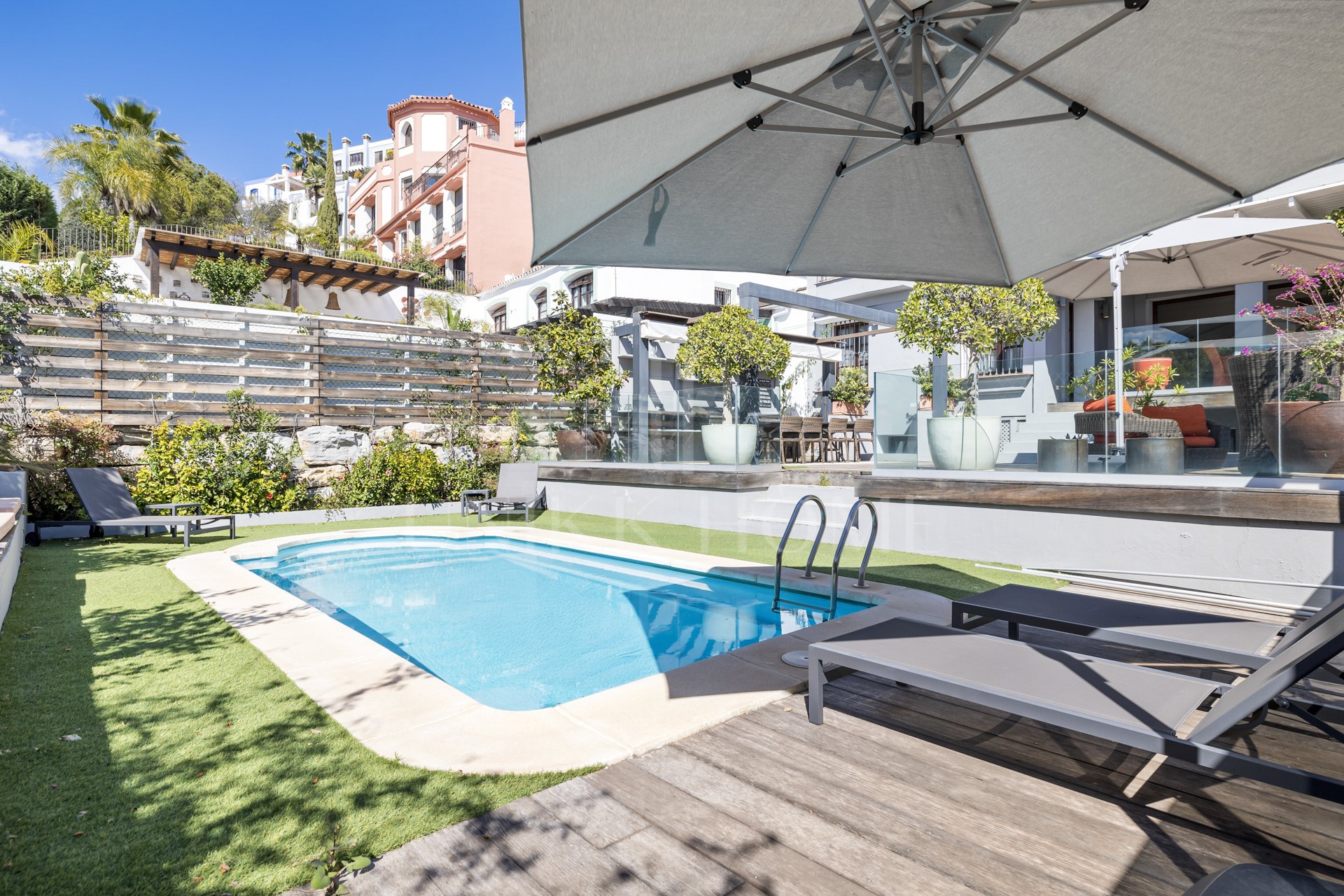 Elegante casa adosada de cinco dormitorios con piscina privada en Benahavís, Málaga