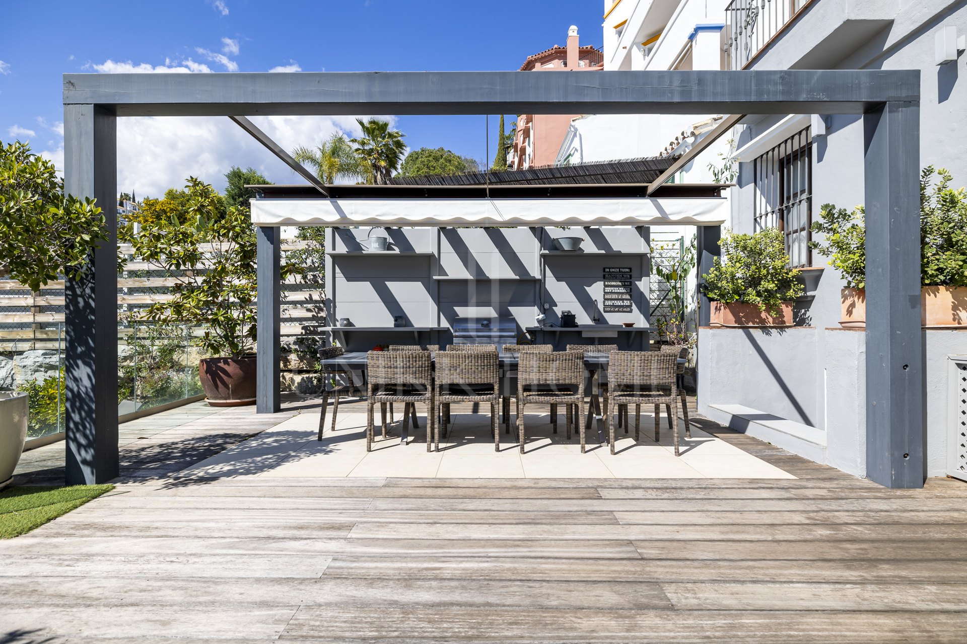 Elegante casa adosada de cinco dormitorios con piscina privada en Benahavís, Málaga