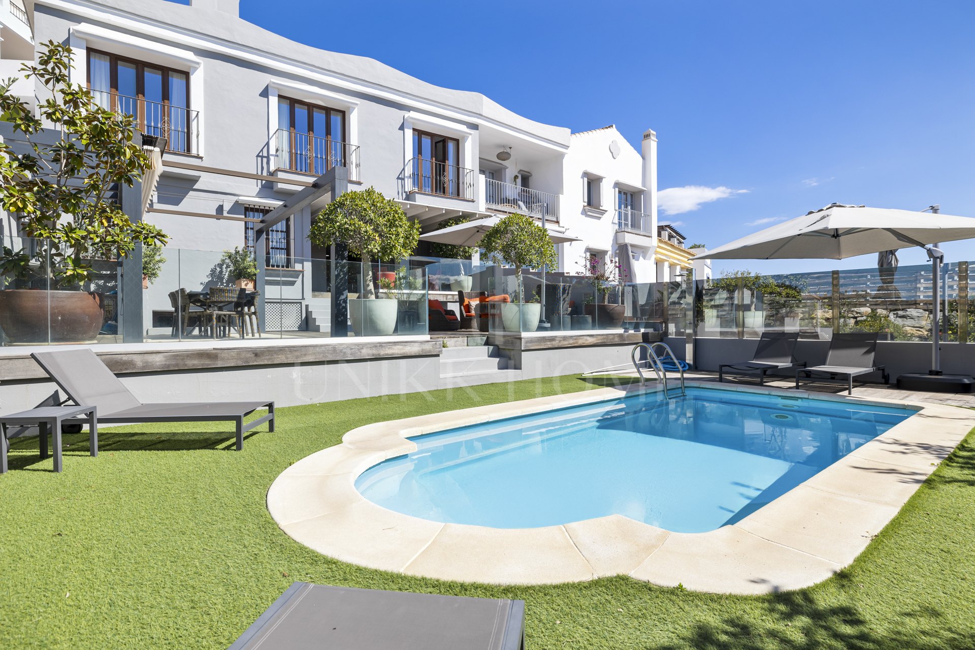 Elegante casa adosada de cinco dormitorios con piscina privada en Benahavís, Málaga
