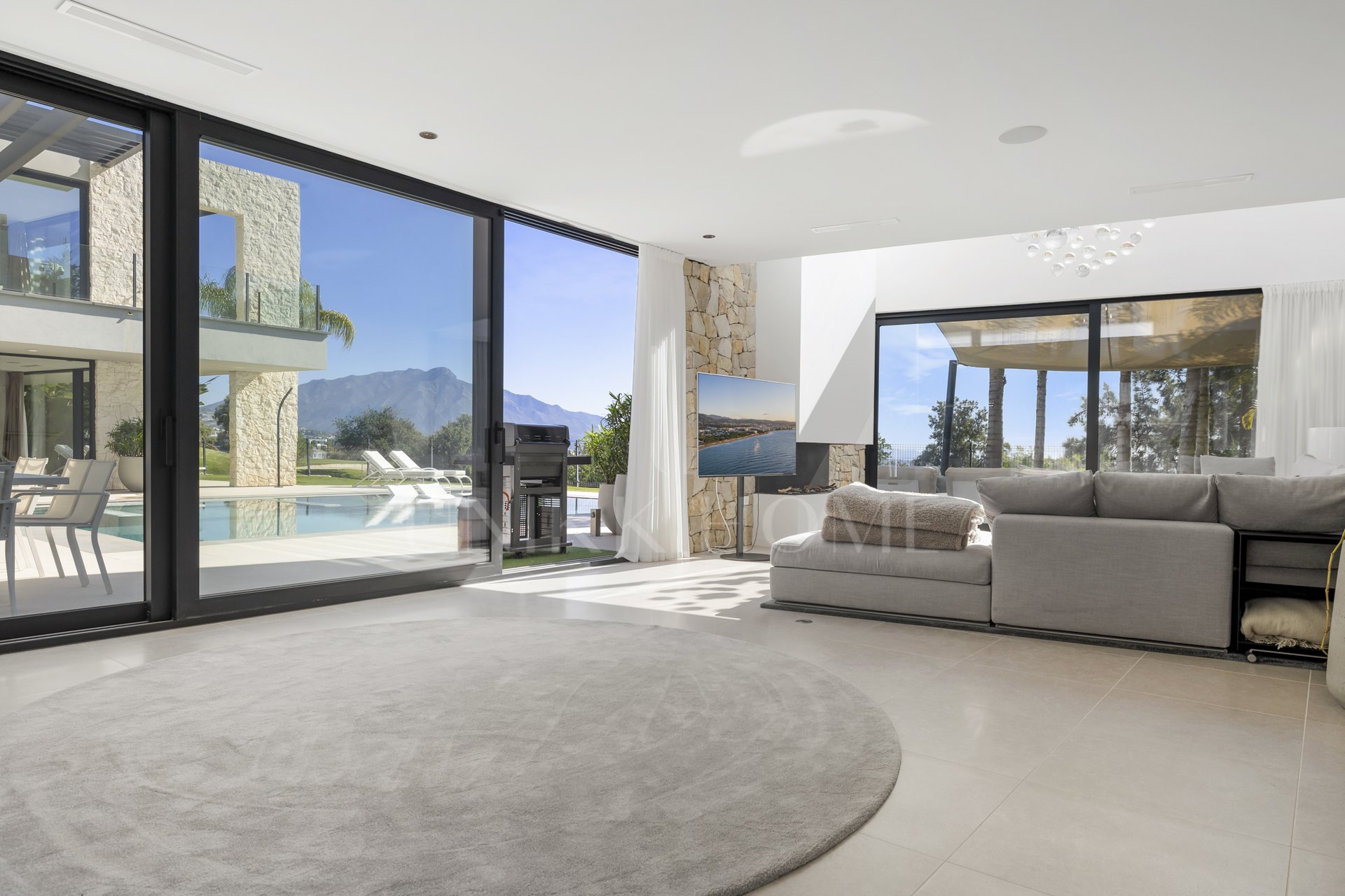 Panoramic Golf & Sea View Villa in Benahavís