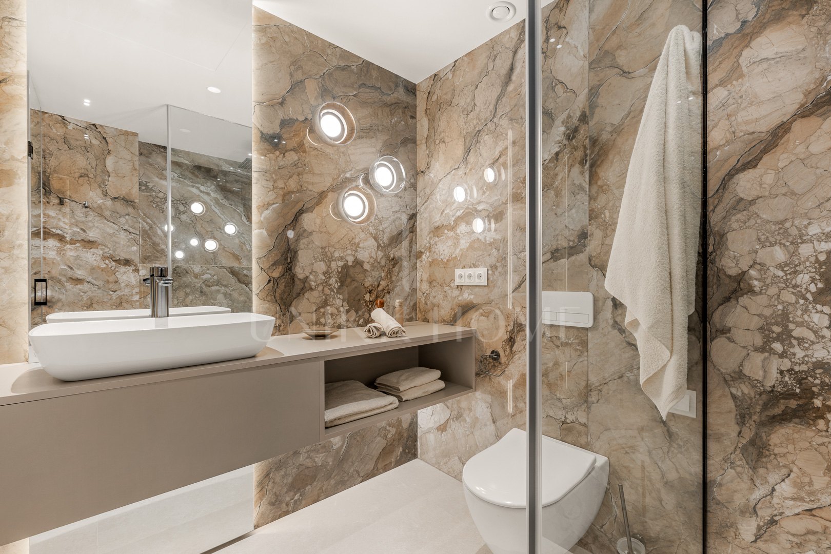 Luxury Frontline Beach Apartment