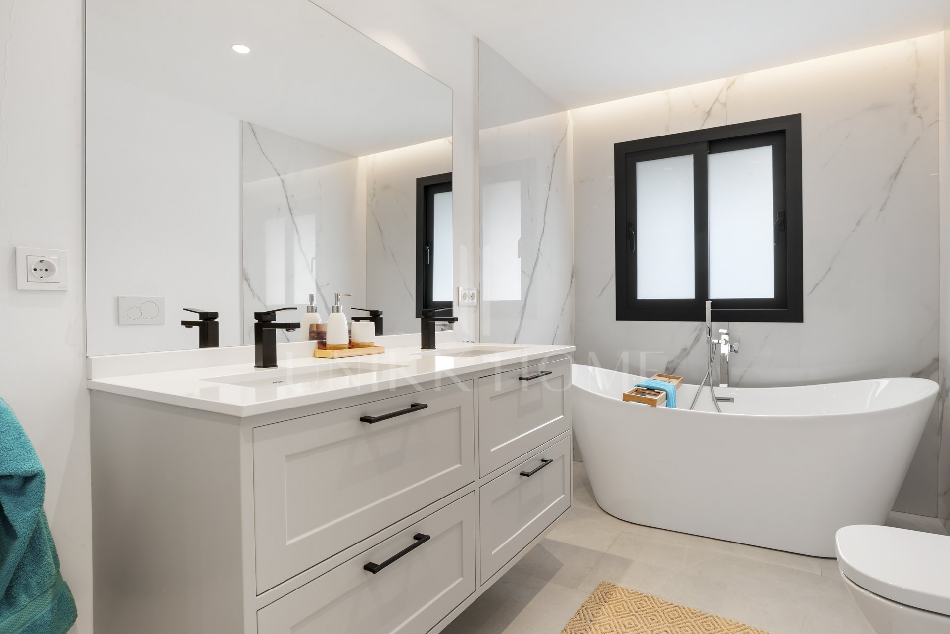 Stunning Andalusian Villa with Sea Views in El Paraíso Alto