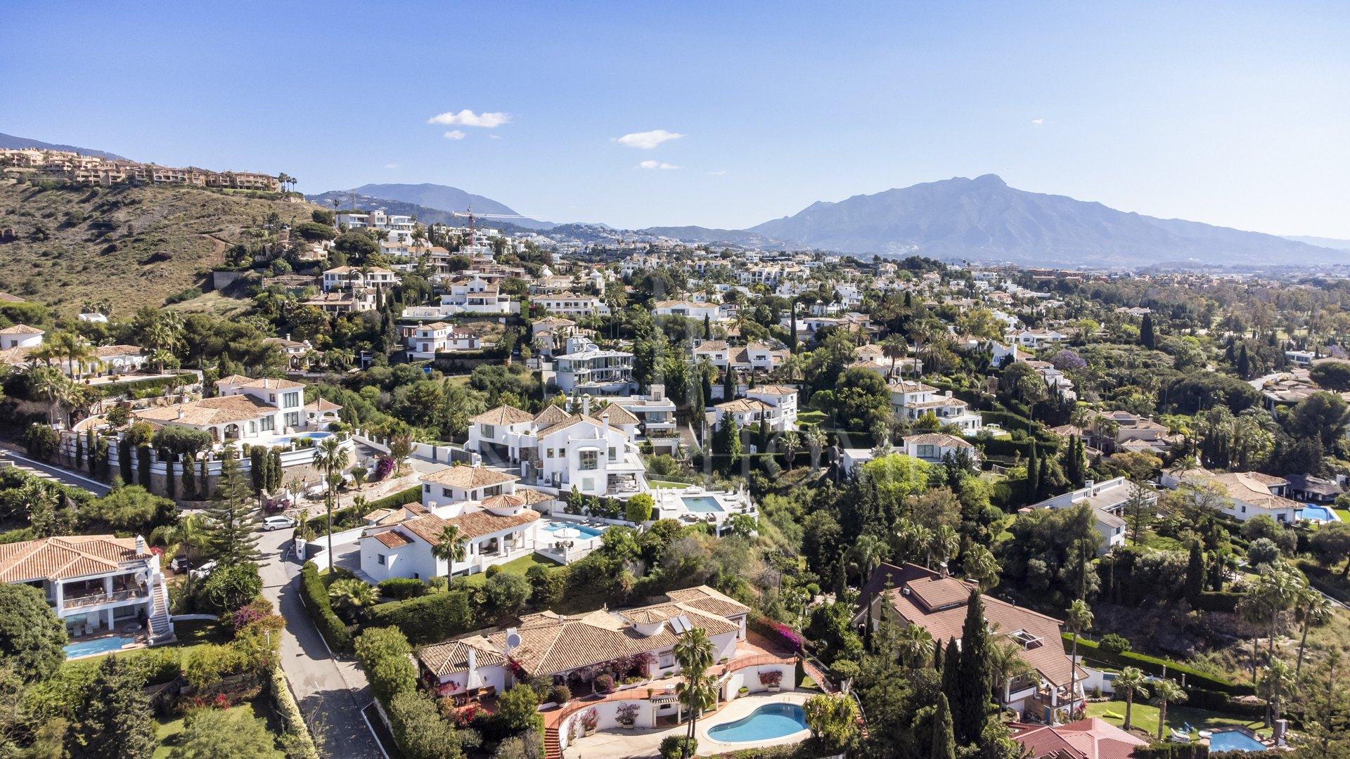 Stunning Andalusian Villa with Sea Views in El Paraíso Alto