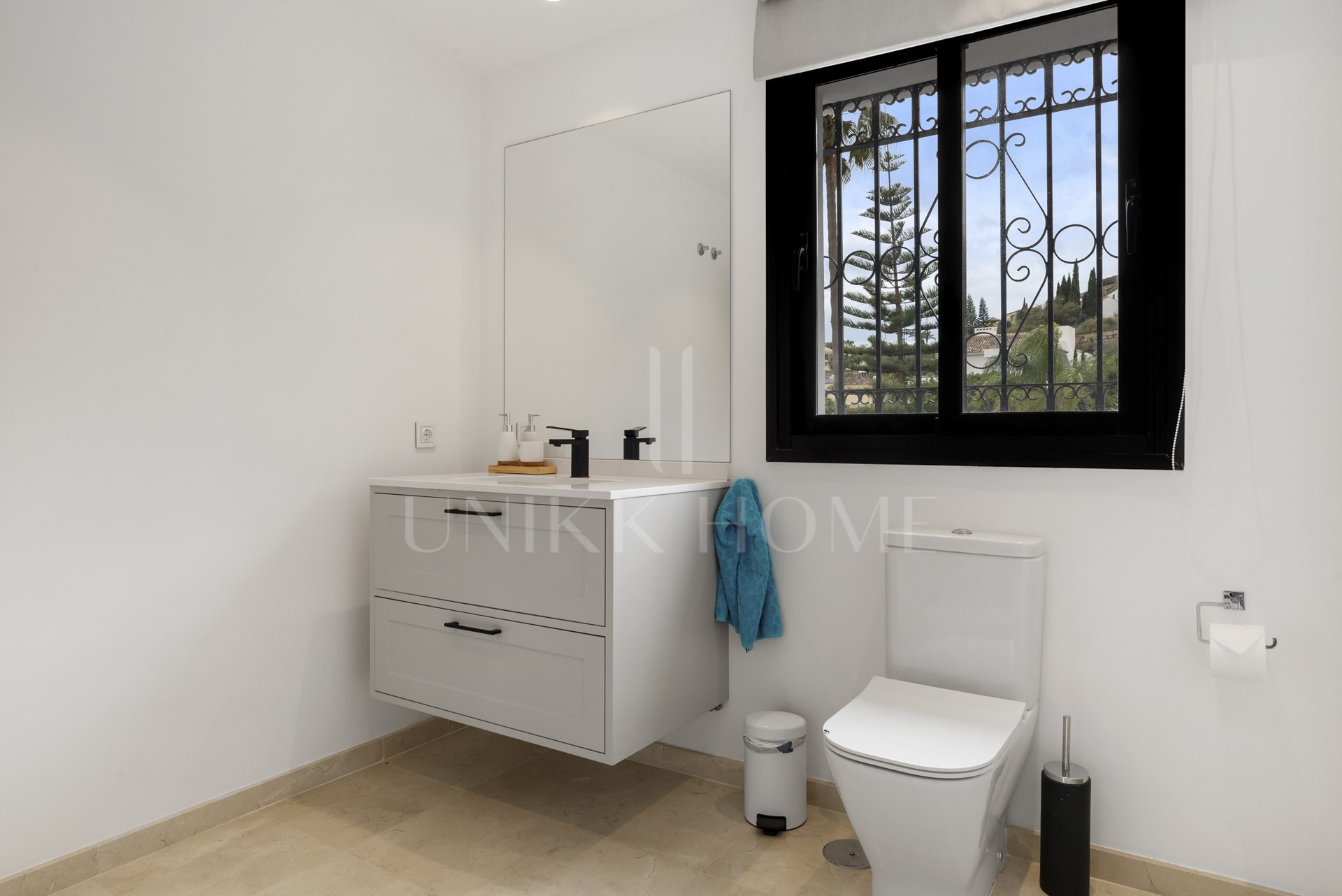 Stunning Andalusian Villa with Sea Views in El Paraíso Alto