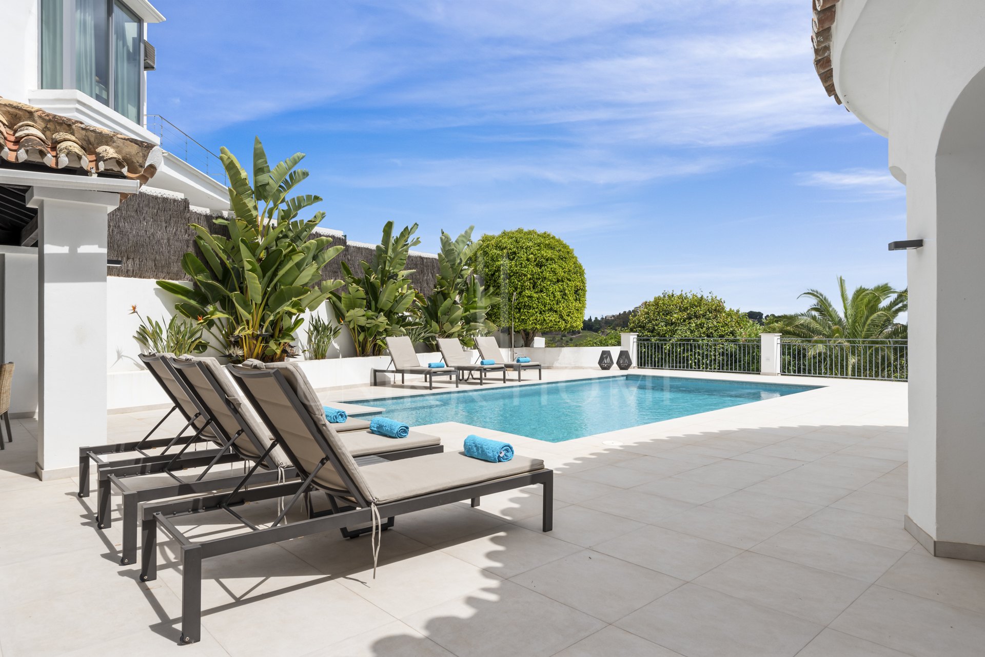 Stunning Andalusian Villa with Sea Views in El Paraíso Alto