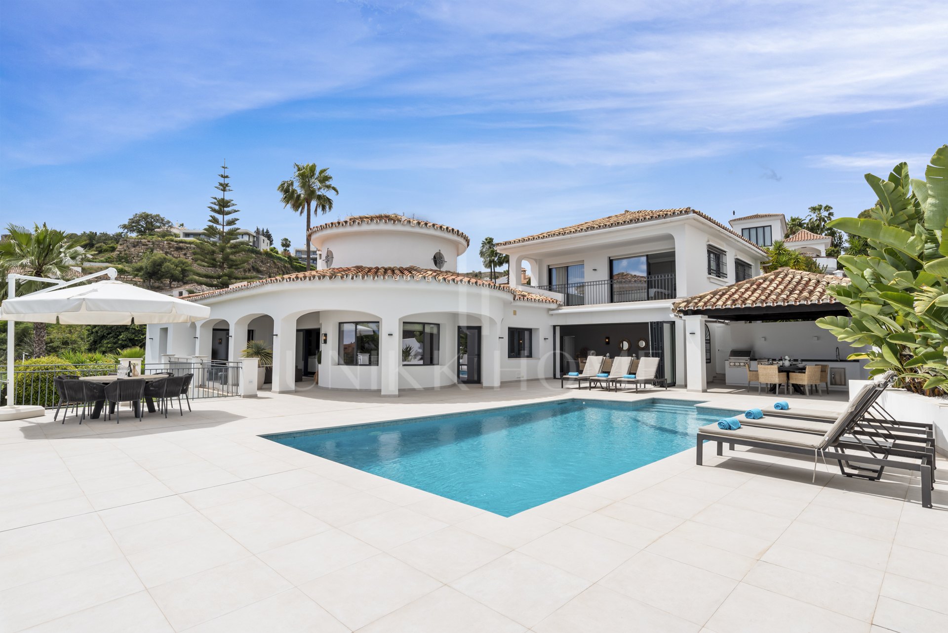 Stunning Andalusian Villa with Sea Views in El Paraíso Alto