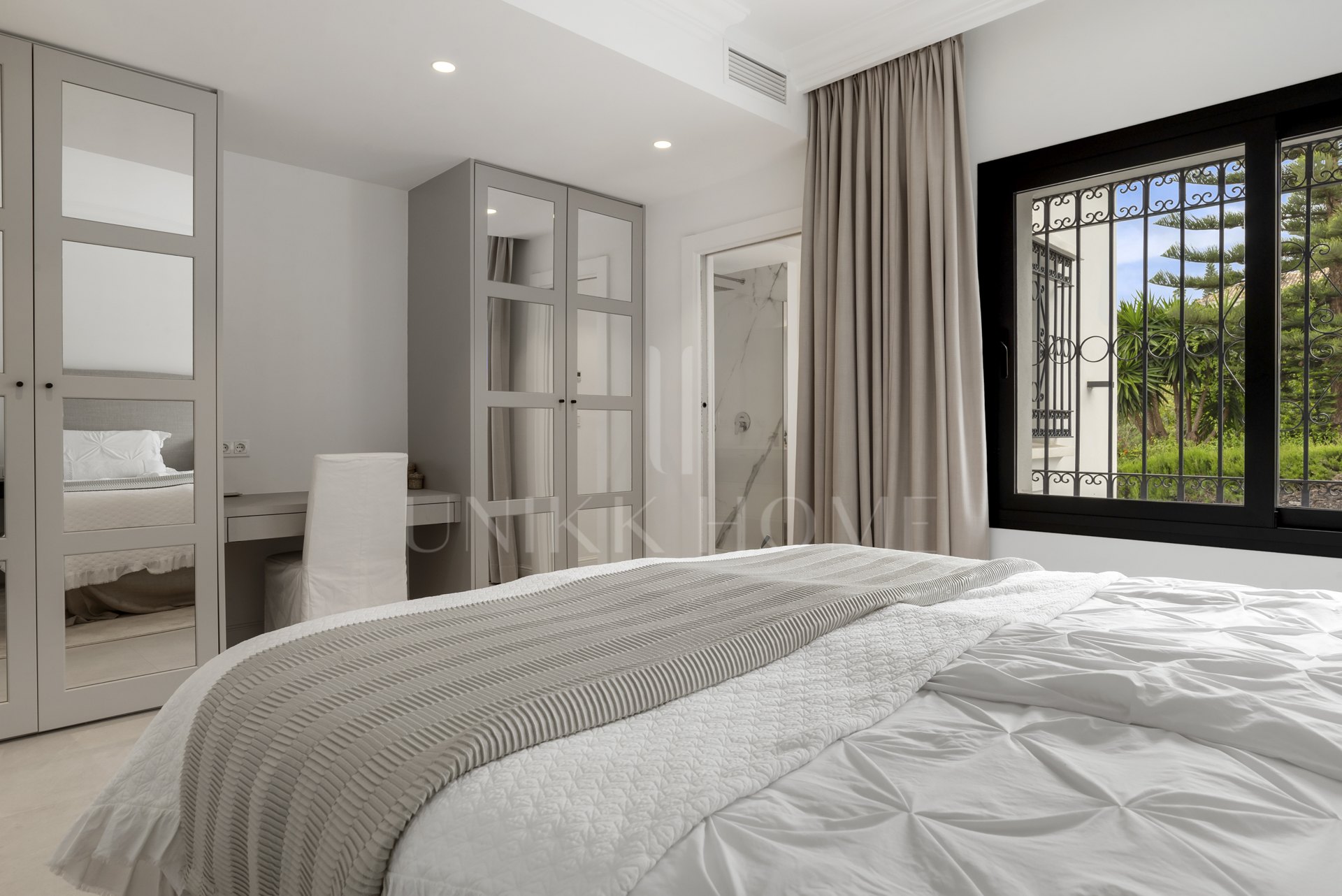 Stunning Andalusian Villa with Sea Views in El Paraíso Alto