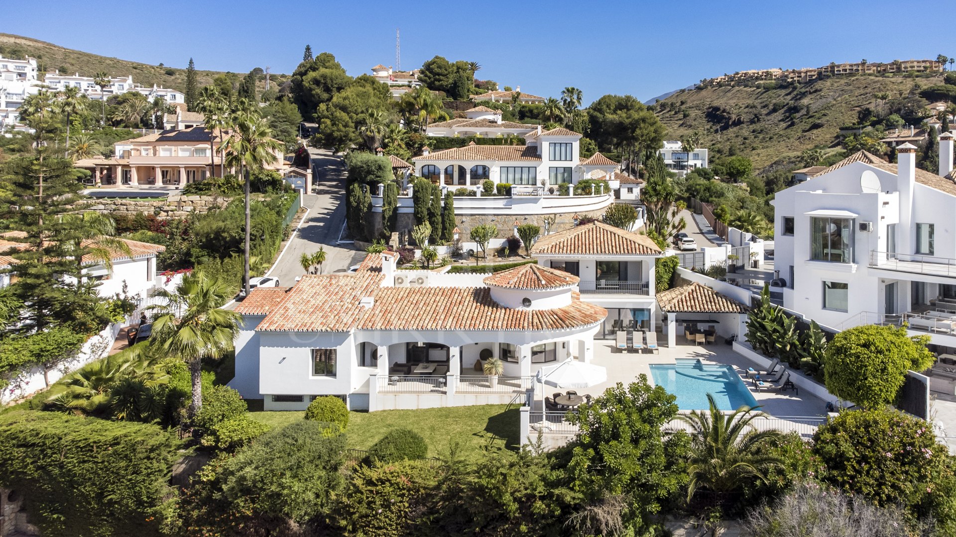Stunning Andalusian Villa with Sea Views in El Paraíso Alto