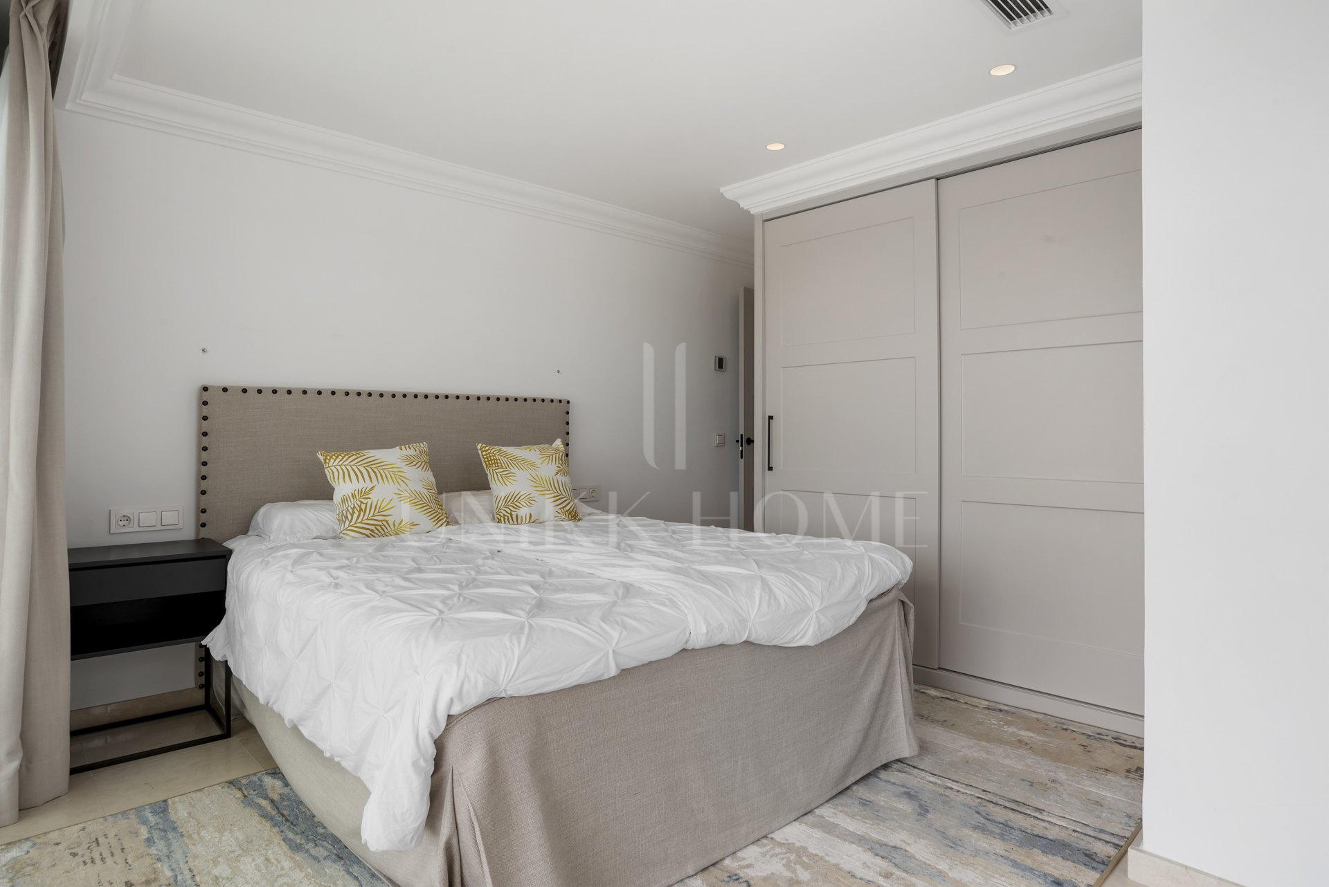 Stunning Andalusian Villa with Sea Views in El Paraíso Alto