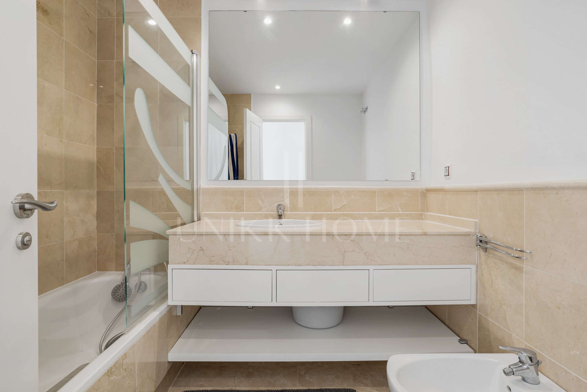 Elegante y luminoso dúplex de 4 dormitorios en Aloha Royal, Marbella