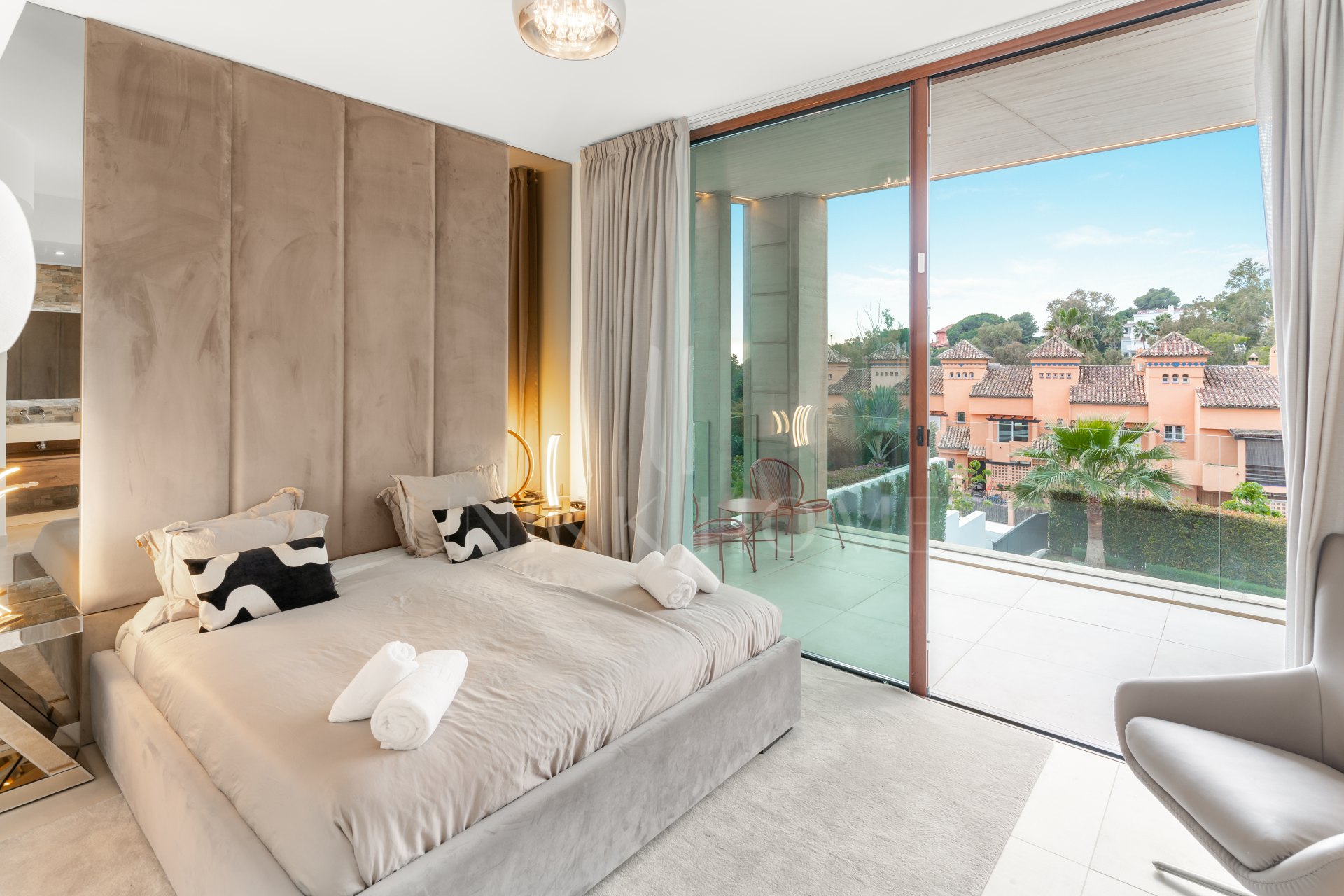 EXCLUSIVE VILLA WITH PRIVATE POOL, JACUZZI & OUTDOOR CINEMA ON MARBELLA’S GOLDEN MILE