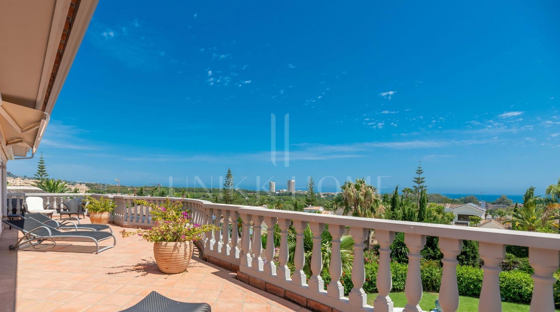 Impresionante villa en Elviria con vistas panorámicas al mar y características de lujo