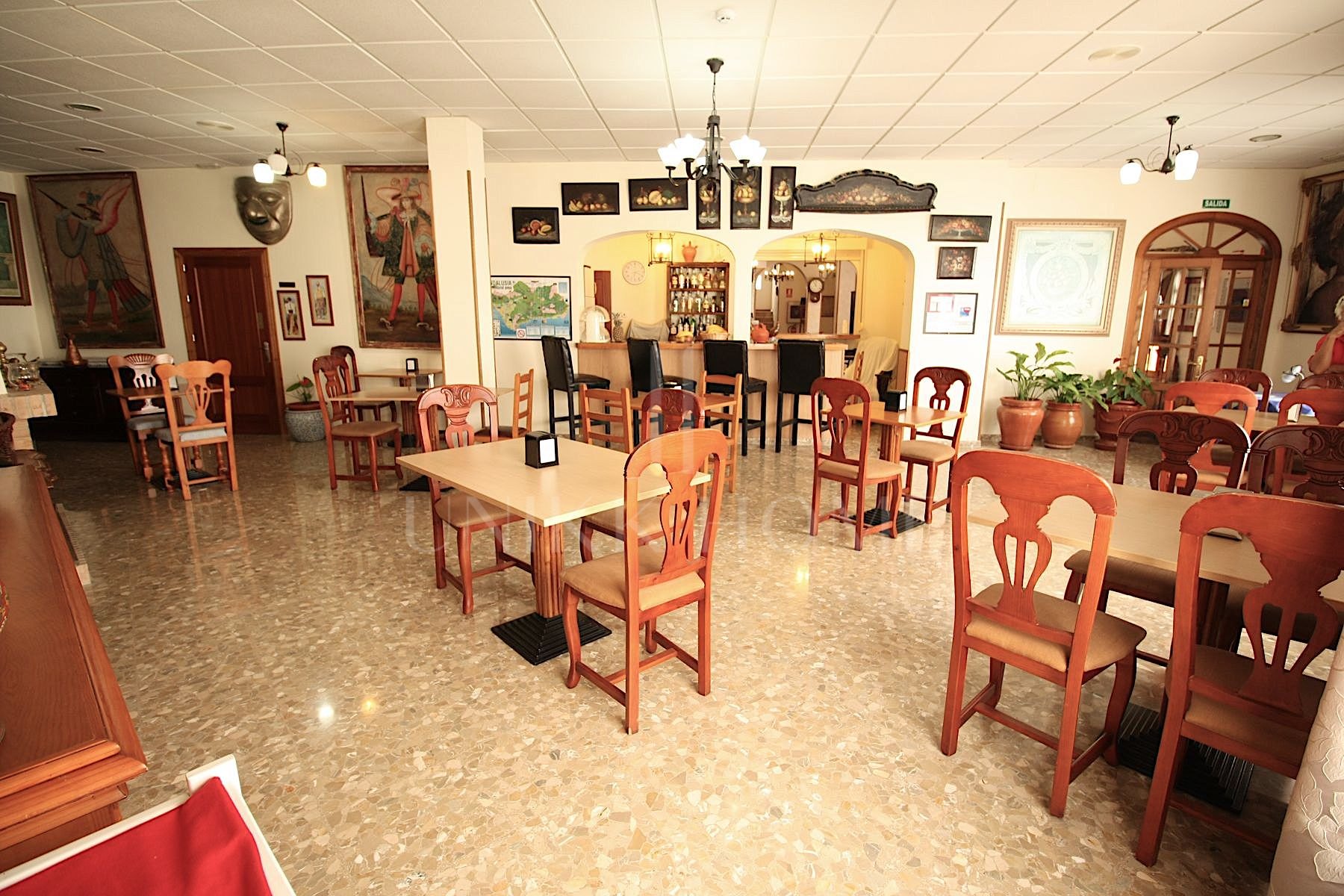 Oportunidad de Adquisición: Edificio en Propiedad con Licencia de Hostal