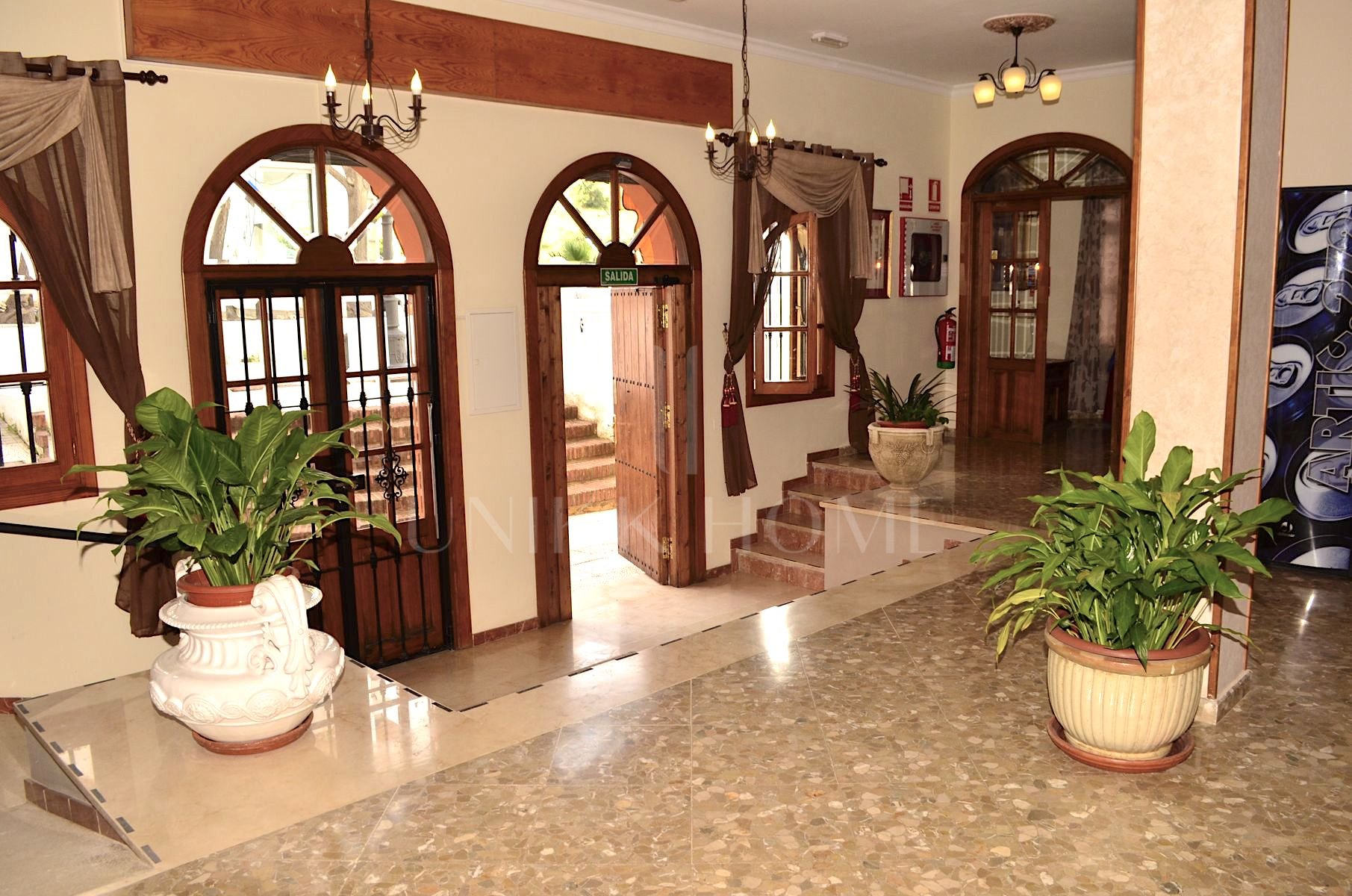 Oportunidad de Adquisición: Edificio en Propiedad con Licencia de Hostal