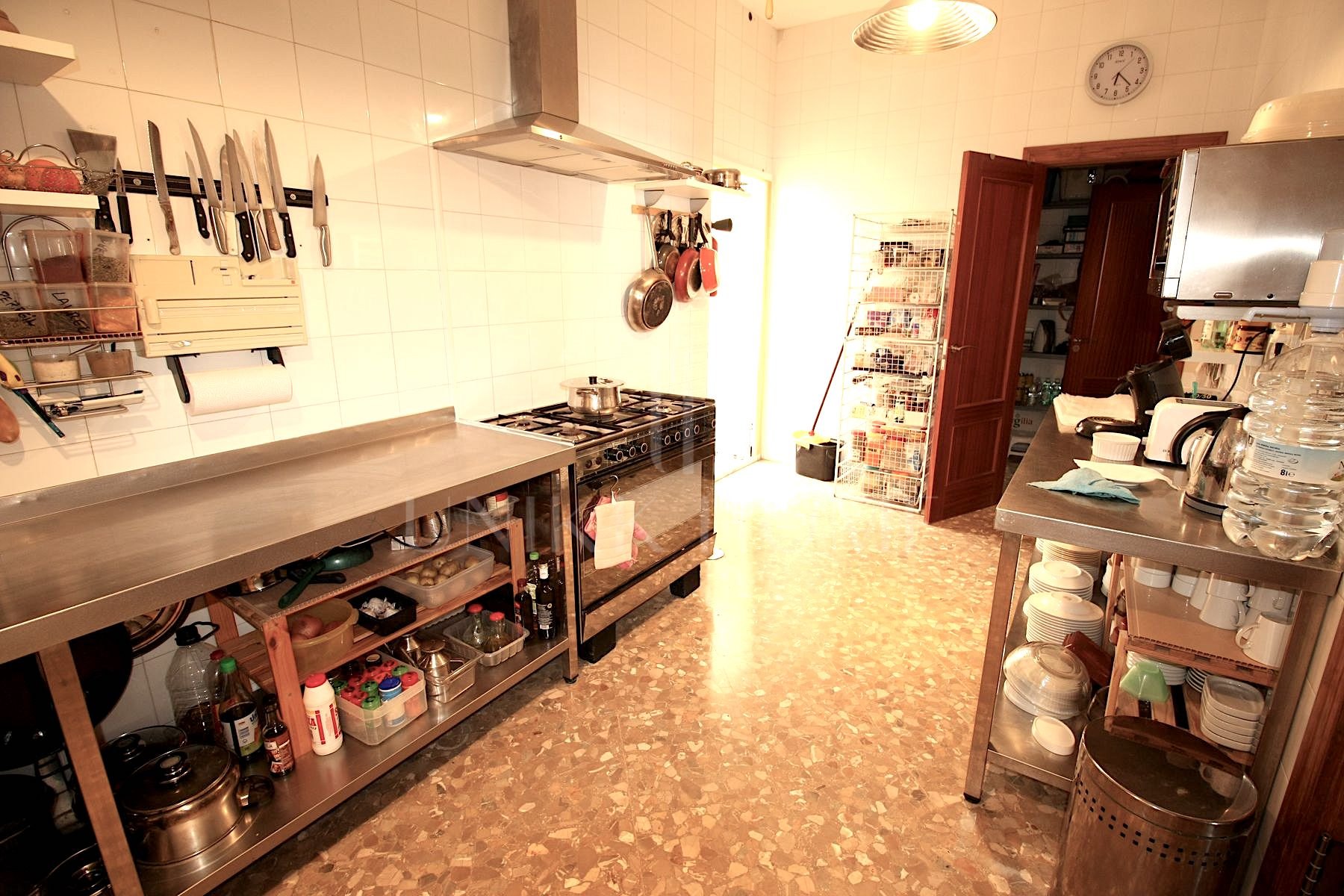 Oportunidad de Adquisición: Edificio en Propiedad con Licencia de Hostal