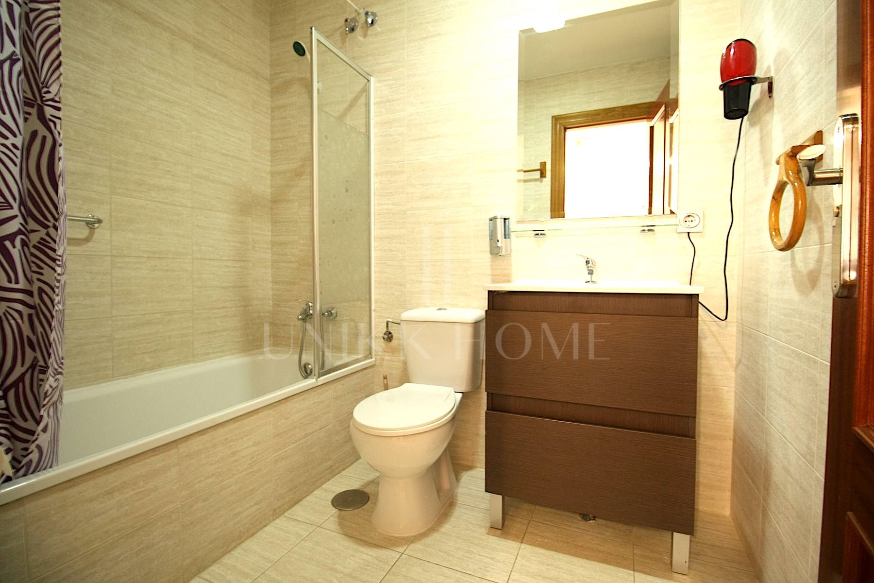 Oportunidad de Adquisición: Edificio en Propiedad con Licencia de Hostal