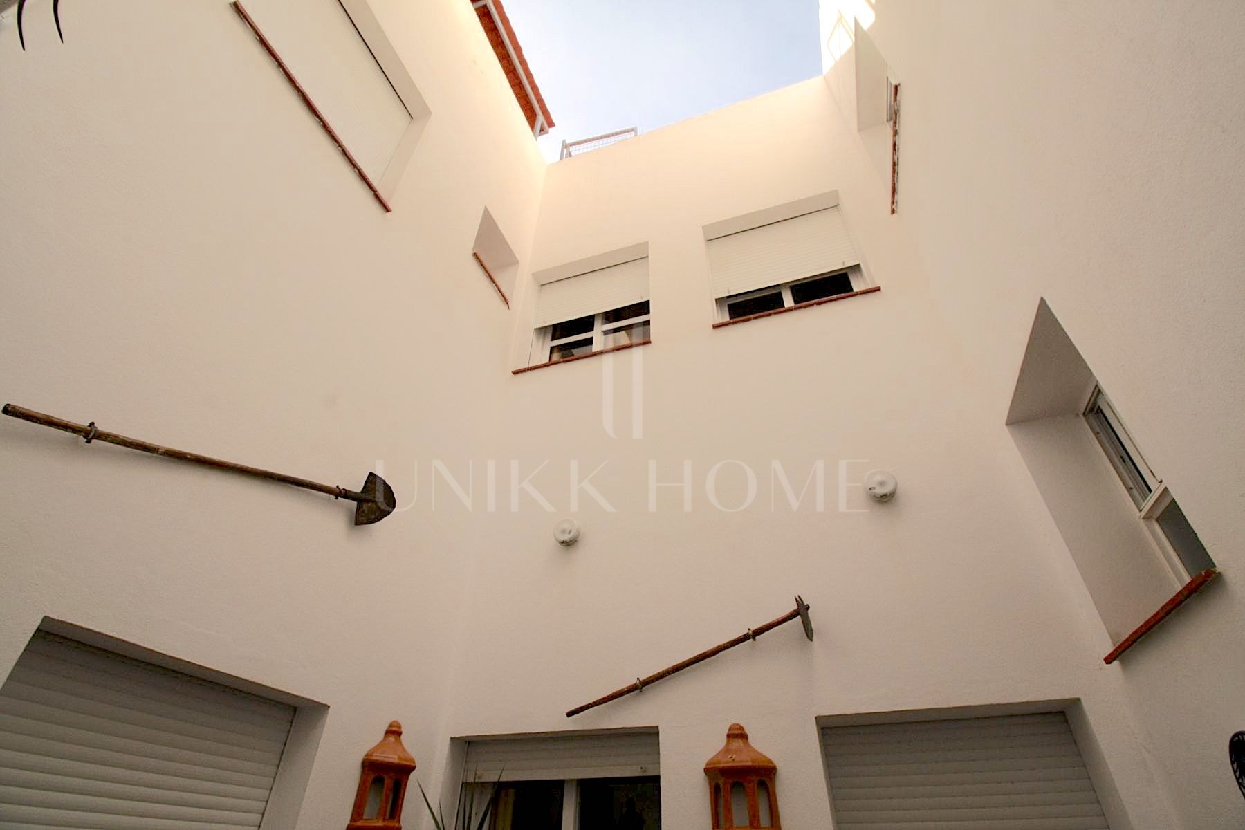 Oportunidad de Adquisición: Edificio en Propiedad con Licencia de Hostal