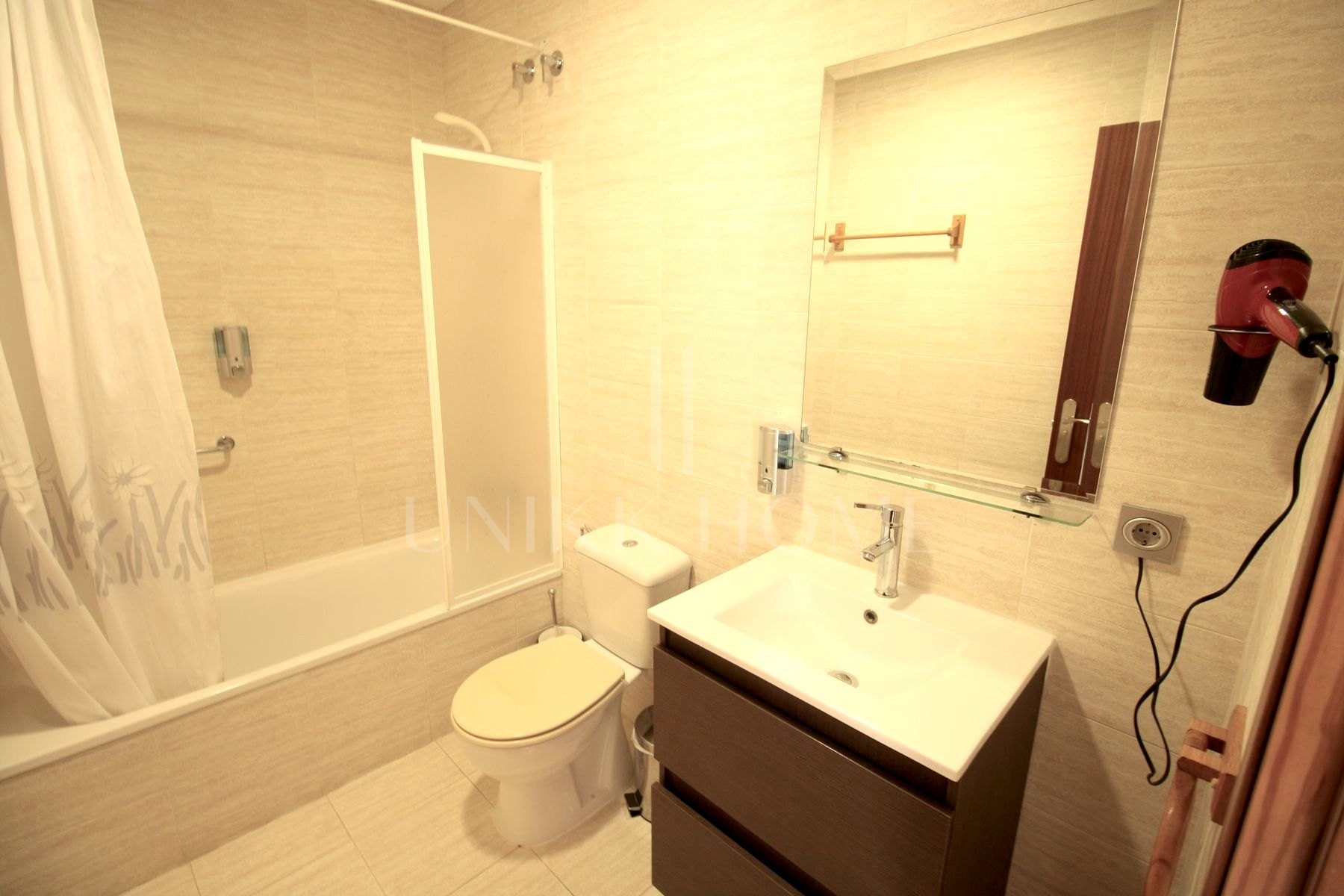 Oportunidad de Adquisición: Edificio en Propiedad con Licencia de Hostal