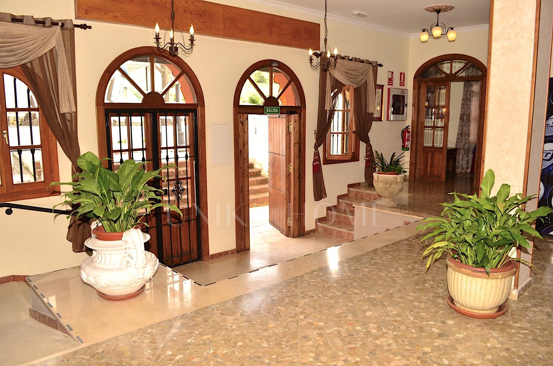 Oportunidad de Adquisición: Edificio en Propiedad con Licencia de Hostal