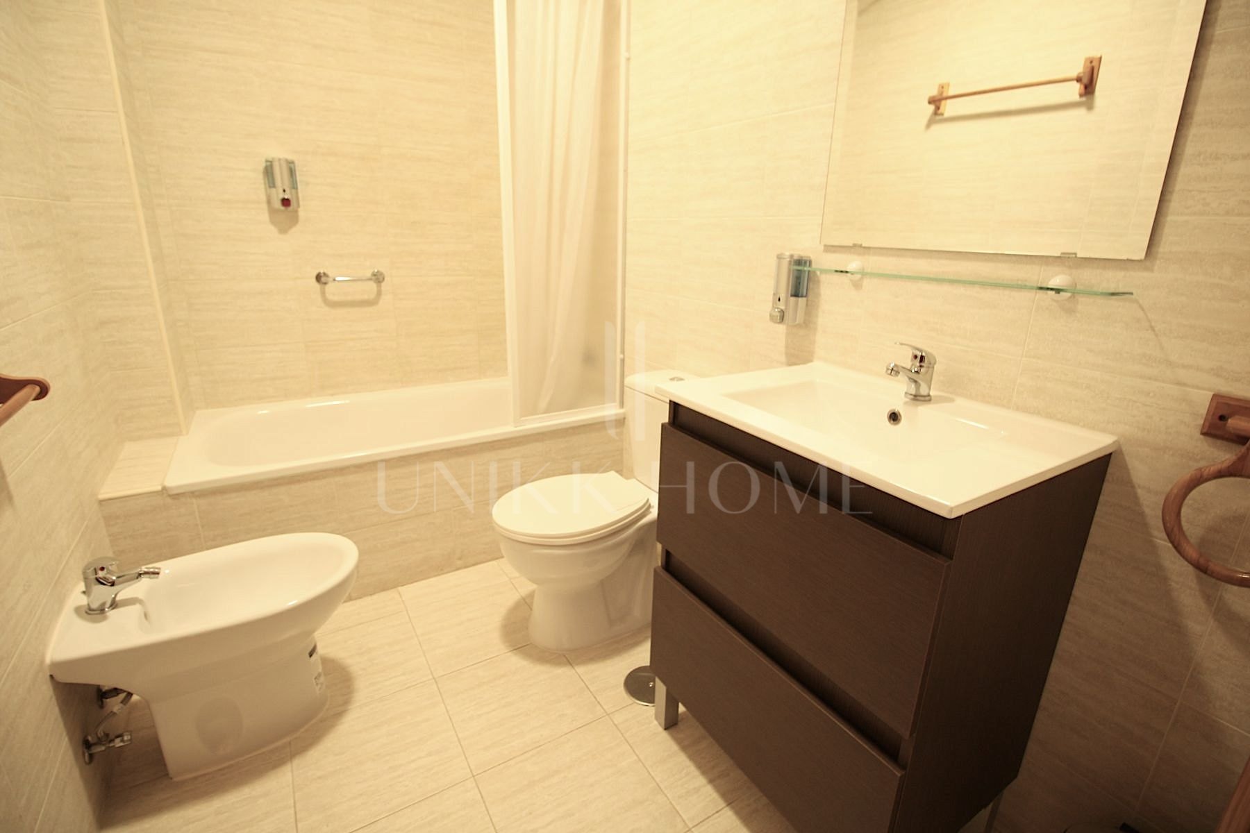 Oportunidad de Adquisición: Edificio en Propiedad con Licencia de Hostal