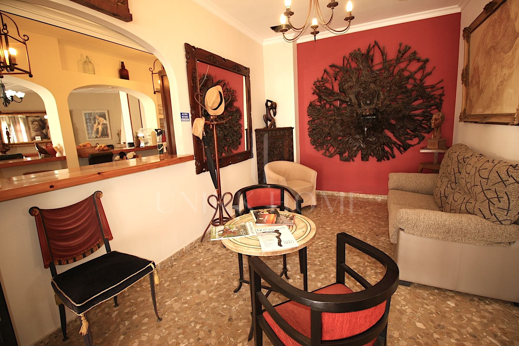 Oportunidad de Adquisición: Edificio en Propiedad con Licencia de Hostal