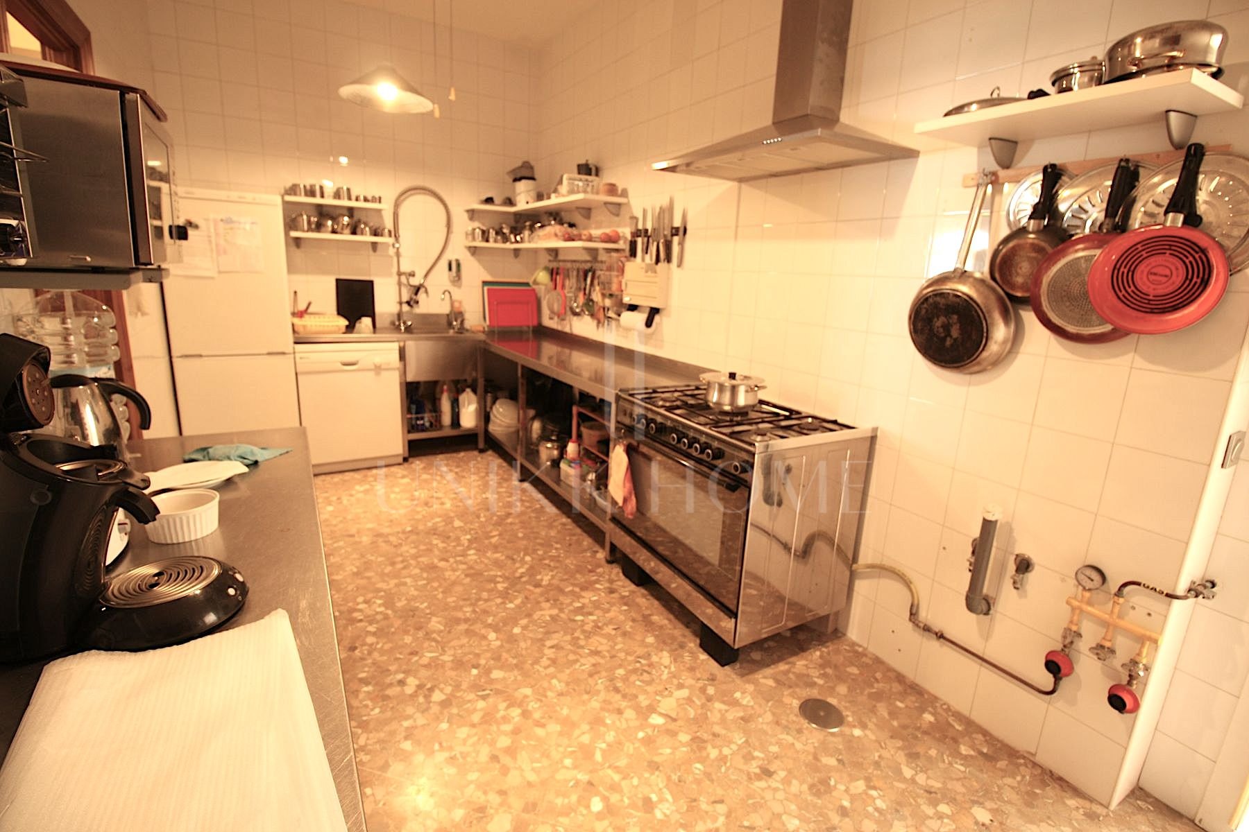 Oportunidad de Adquisición: Edificio en Propiedad con Licencia de Hostal