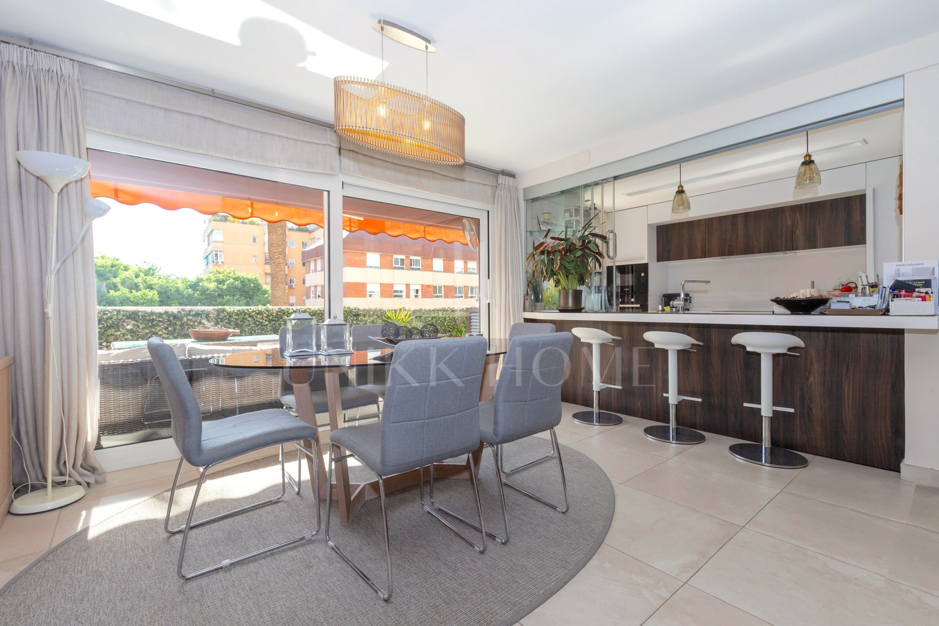 Amplio apartamento de 3 dormitorios reformado con terraza de 70 m2 junto a la playa en pleno centro de Marbella