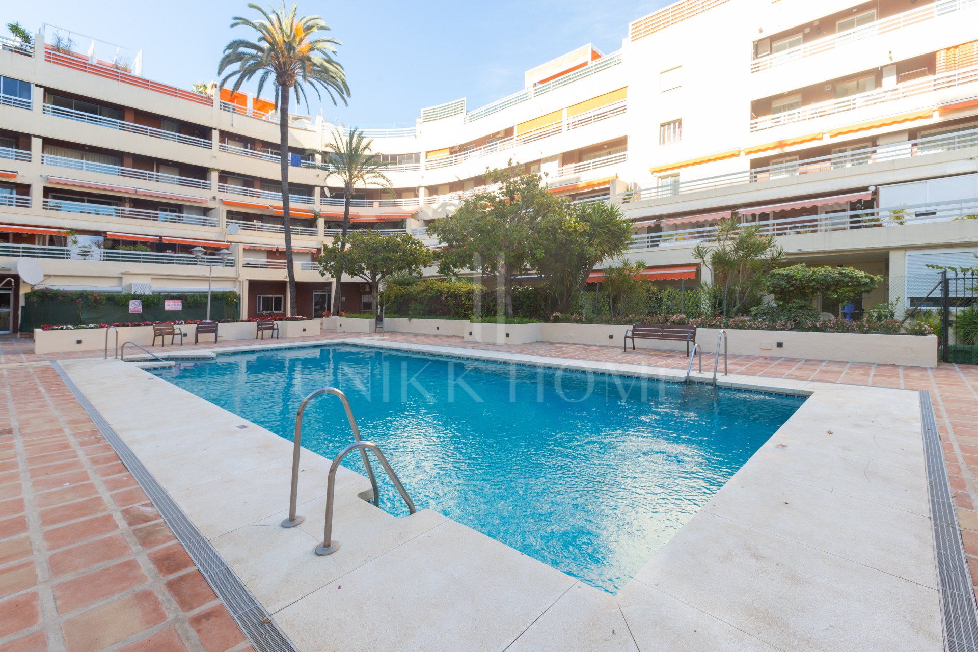 Amplio apartamento de 3 dormitorios reformado con terraza de 70 m2 junto a la playa en pleno centro de Marbella