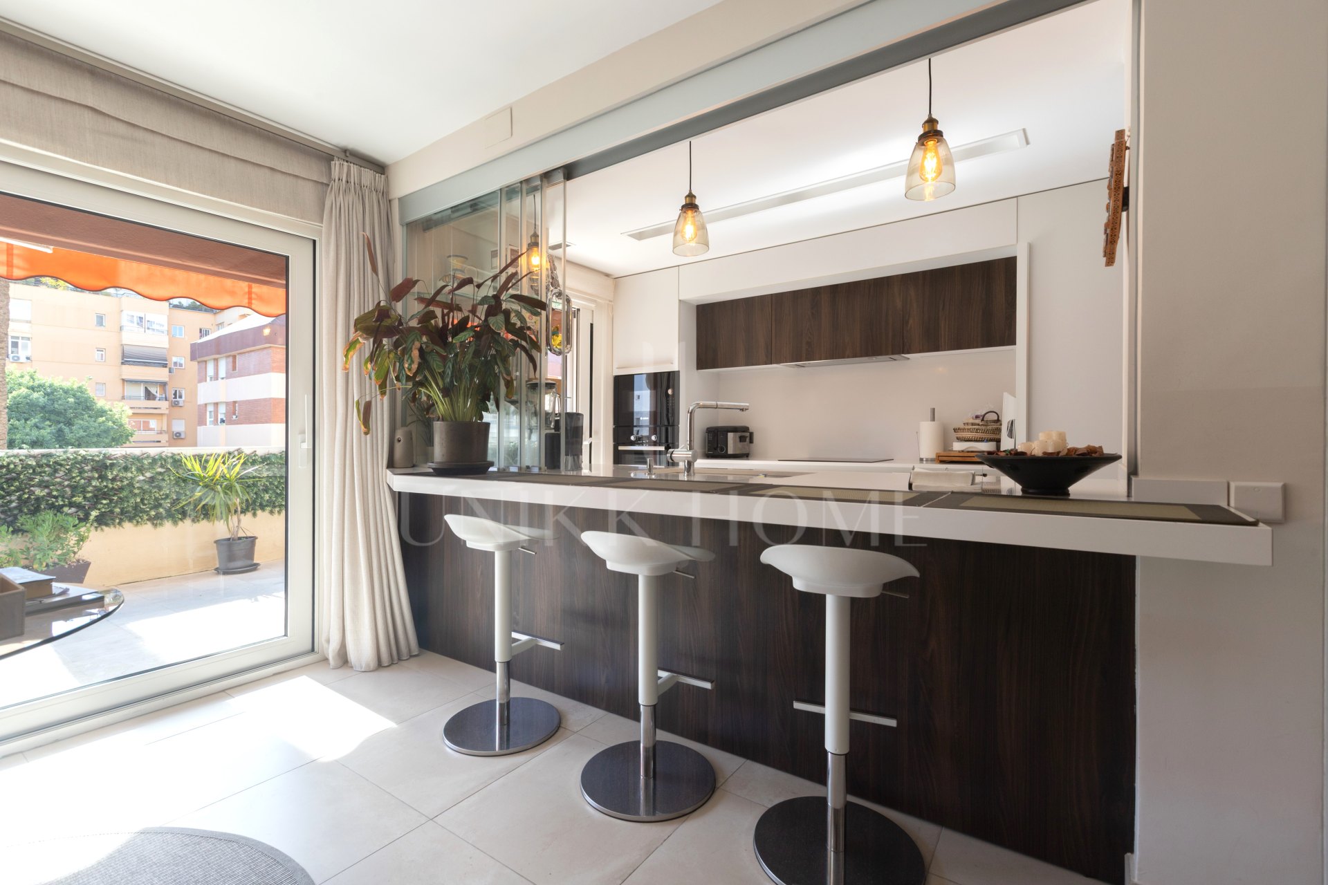 Amplio apartamento de 3 dormitorios reformado con terraza de 70 m2 junto a la playa en pleno centro de Marbella