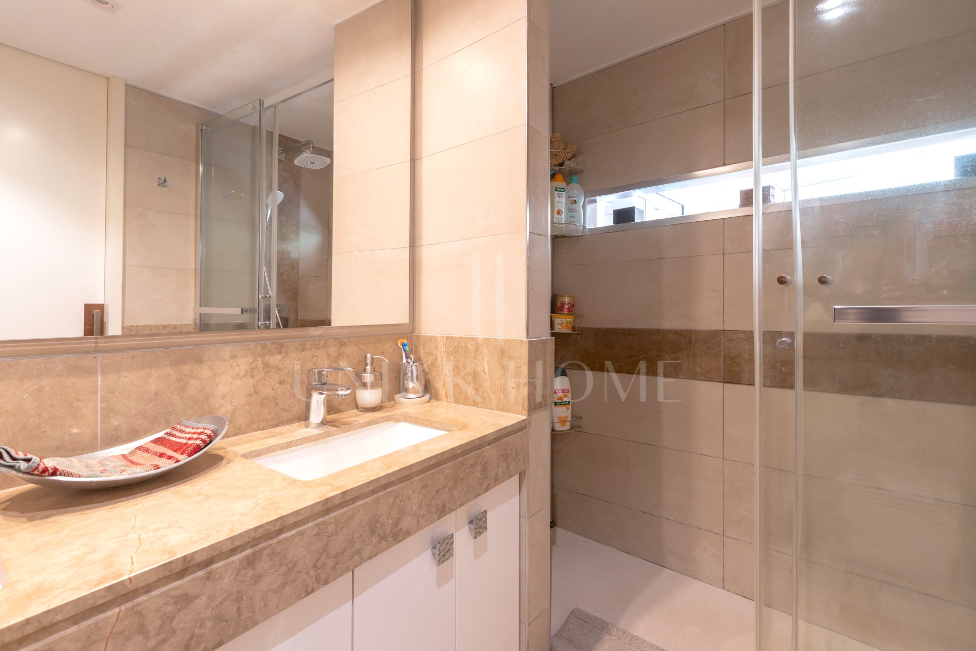 Amplio apartamento de 3 dormitorios reformado con terraza de 70 m2 junto a la playa en pleno centro de Marbella