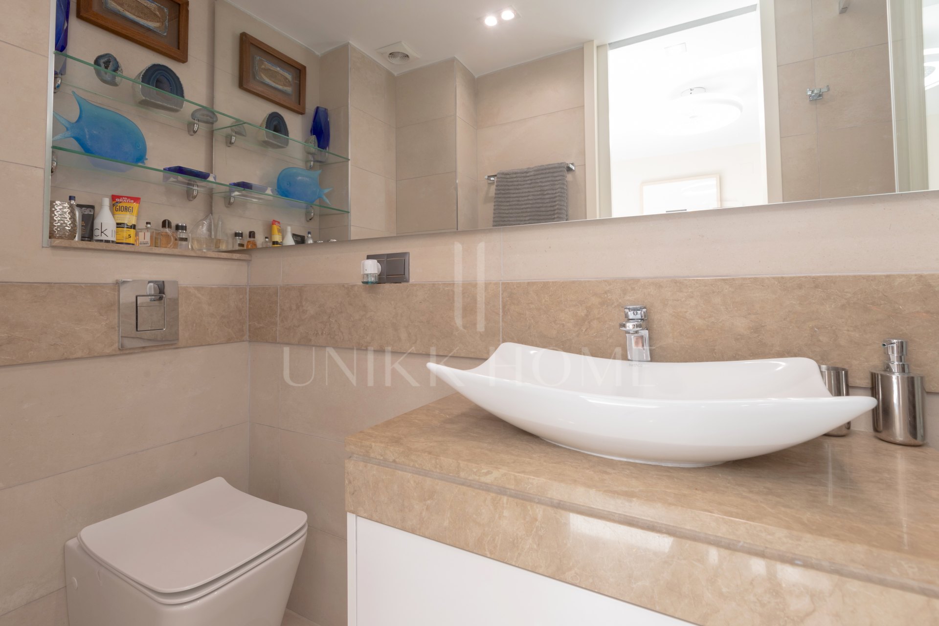 Amplio apartamento de 3 dormitorios reformado con terraza de 70 m2 junto a la playa en pleno centro de Marbella