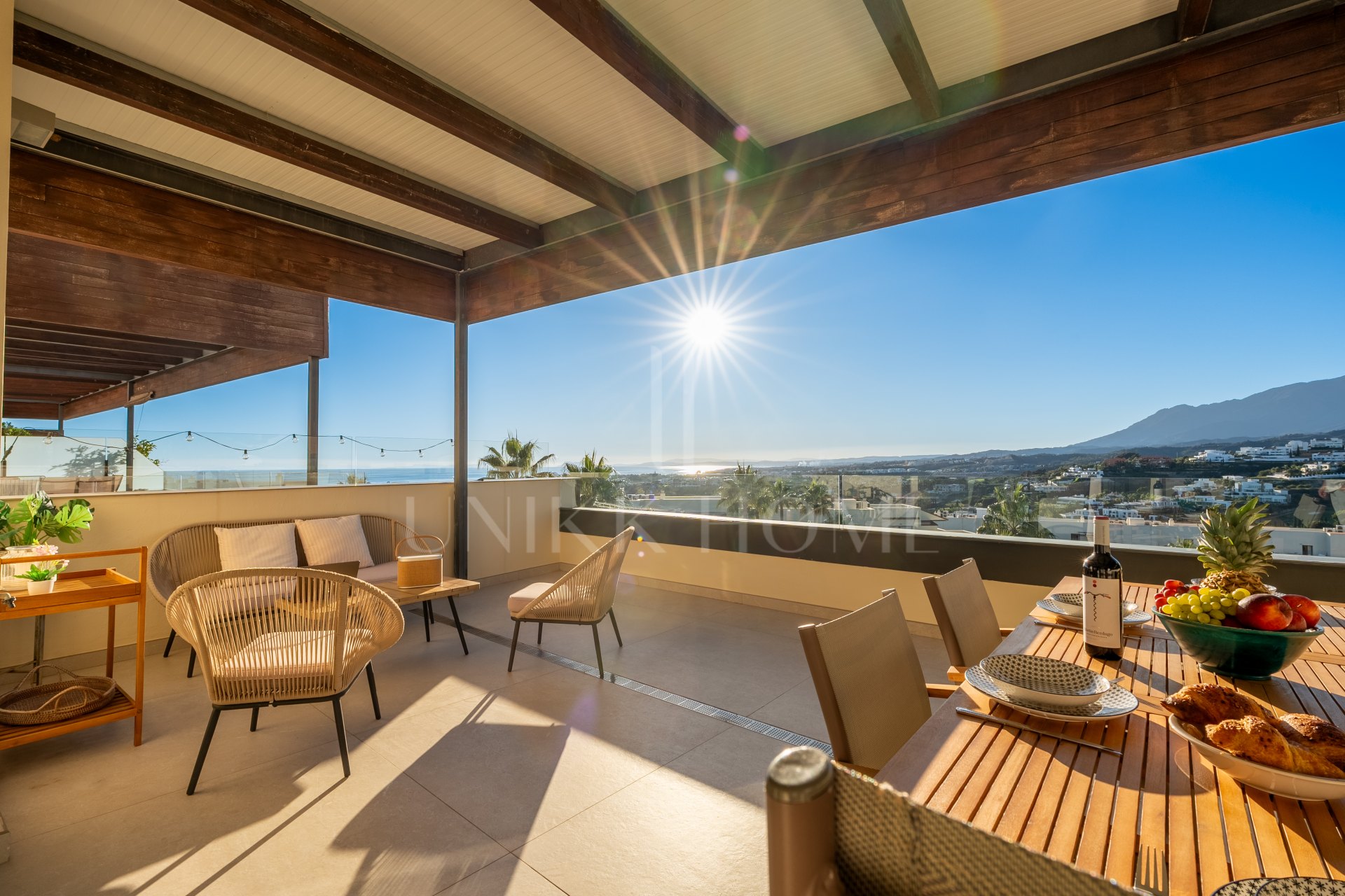 Two-bedroom apartment with panoramic golf and sea views in gated Los Flamingos, Benahavís. 37 m² terrace, 2 parking spaces, 2 storage rooms — and a proven rental track record of over €40,000 gross per year.