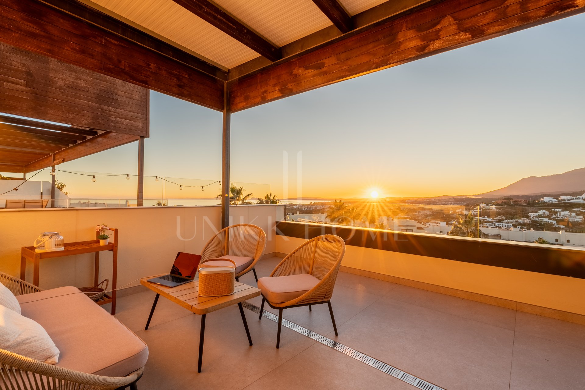 Two-bedroom apartment with panoramic golf and sea views in gated Los Flamingos, Benahavís. 37 m² terrace, 2 parking spaces, 2 storage rooms — and a proven rental track record of over €40,000 gross per year.