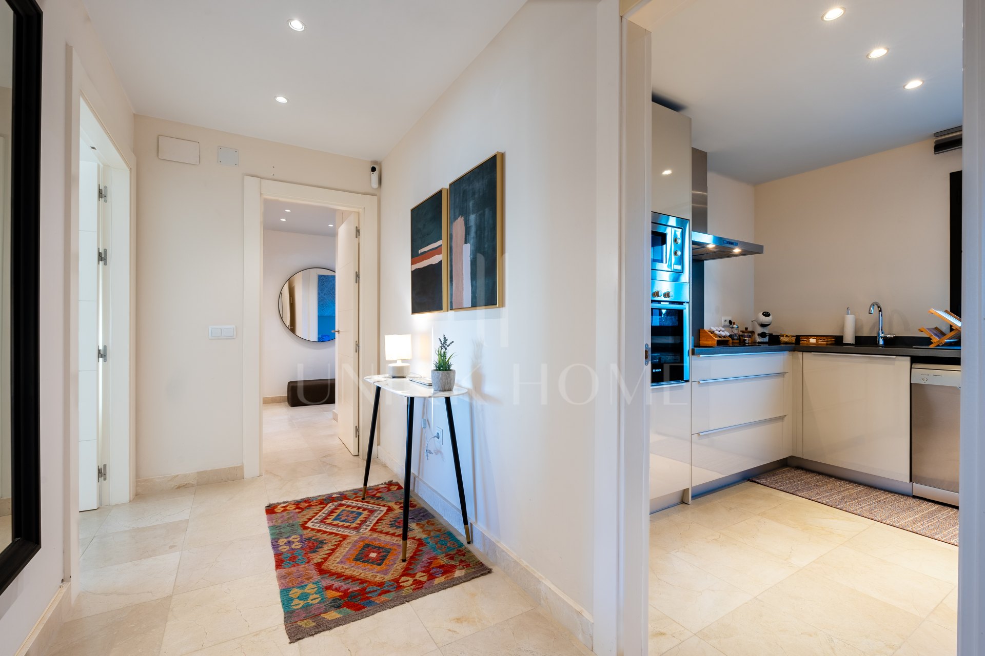 Two-bedroom apartment with panoramic golf and sea views in gated Los Flamingos, Benahavís. 37 m² terrace, 2 parking spaces, 2 storage rooms — and a proven rental track record of over €40,000 gross per year.