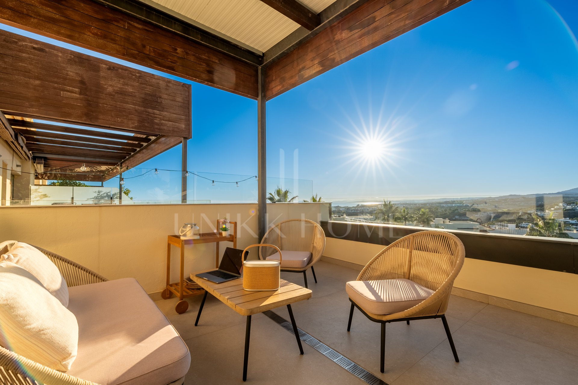 Two-bedroom apartment with panoramic golf and sea views in gated Los Flamingos, Benahavís. 37 m² terrace, 2 parking spaces, 2 storage rooms — and a proven rental track record of over €40,000 gross per year.