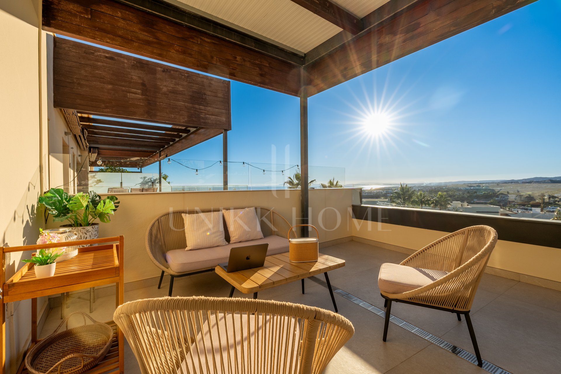 Two-bedroom apartment with panoramic golf and sea views in gated Los Flamingos, Benahavís. 37 m² terrace, 2 parking spaces, 2 storage rooms — and a proven rental track record of over €40,000 gross per year.