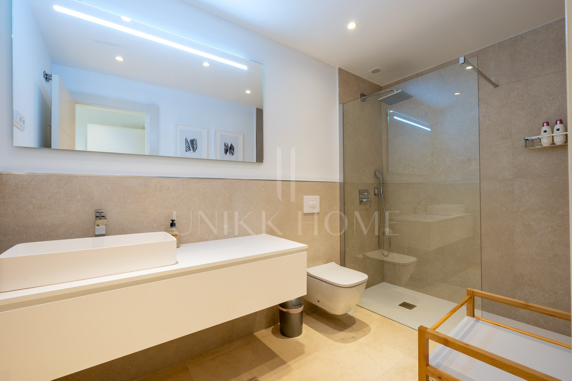 Two-bedroom apartment with panoramic golf and sea views in gated Los Flamingos, Benahavís. 37 m² terrace, 2 parking spaces, 2 storage rooms — and a proven rental track record of over €40,000 gross per year.