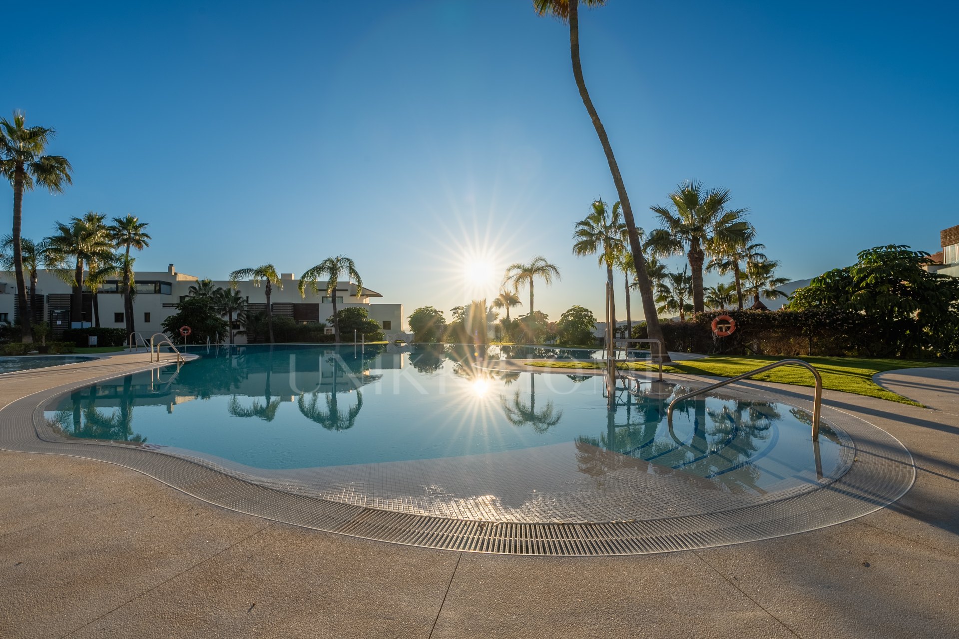Two-bedroom apartment with panoramic golf and sea views in gated Los Flamingos, Benahavís. 37 m² terrace, 2 parking spaces, 2 storage rooms — and a proven rental track record of over €40,000 gross per year.