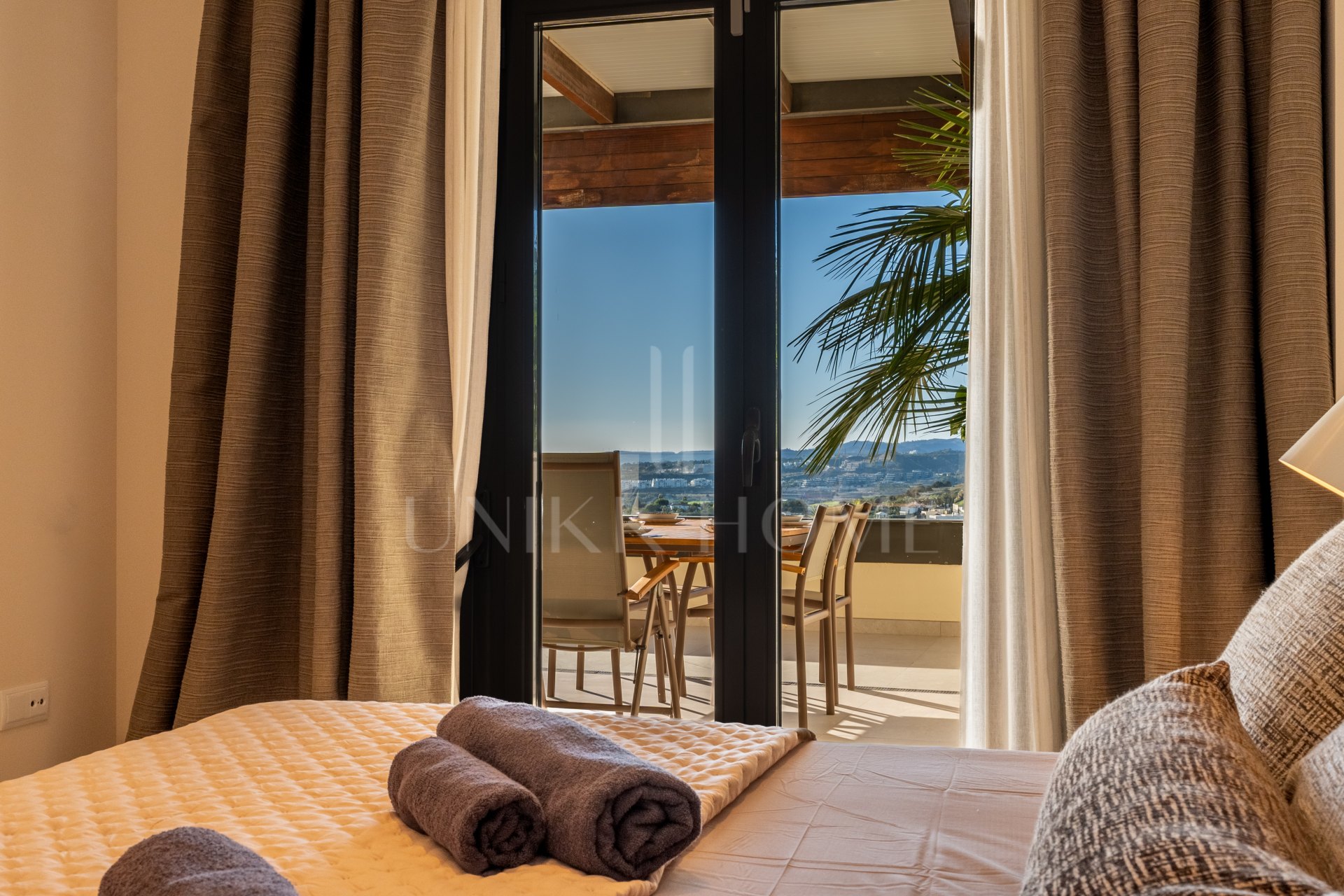 Two-bedroom apartment with panoramic golf and sea views in gated Los Flamingos, Benahavís. 37 m² terrace, 2 parking spaces, 2 storage rooms — and a proven rental track record of over €40,000 gross per year.