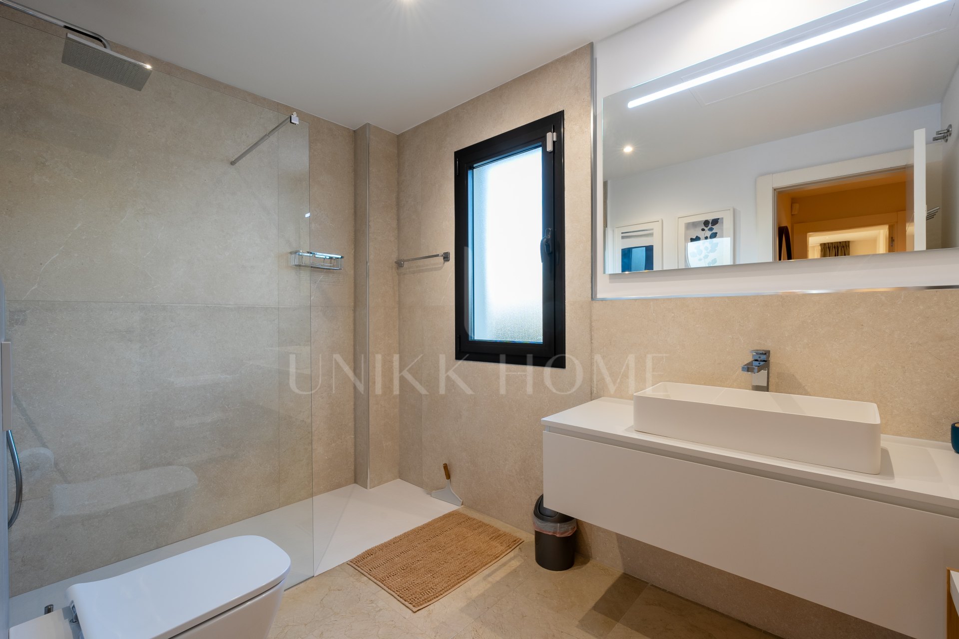 Two-bedroom apartment with panoramic golf and sea views in gated Los Flamingos, Benahavís. 37 m² terrace, 2 parking spaces, 2 storage rooms — and a proven rental track record of over €40,000 gross per year.