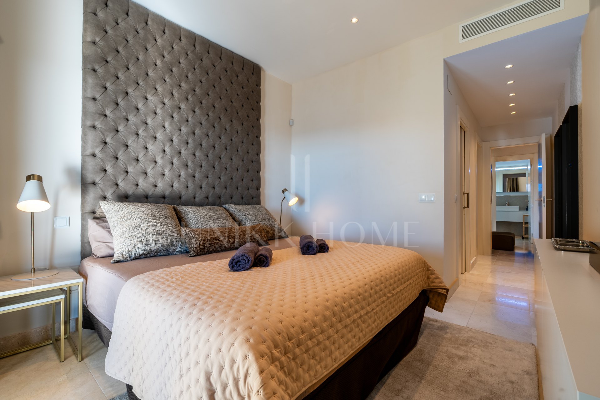 Two-bedroom apartment with panoramic golf and sea views in gated Los Flamingos, Benahavís. 37 m² terrace, 2 parking spaces, 2 storage rooms — and a proven rental track record of over €40,000 gross per year.